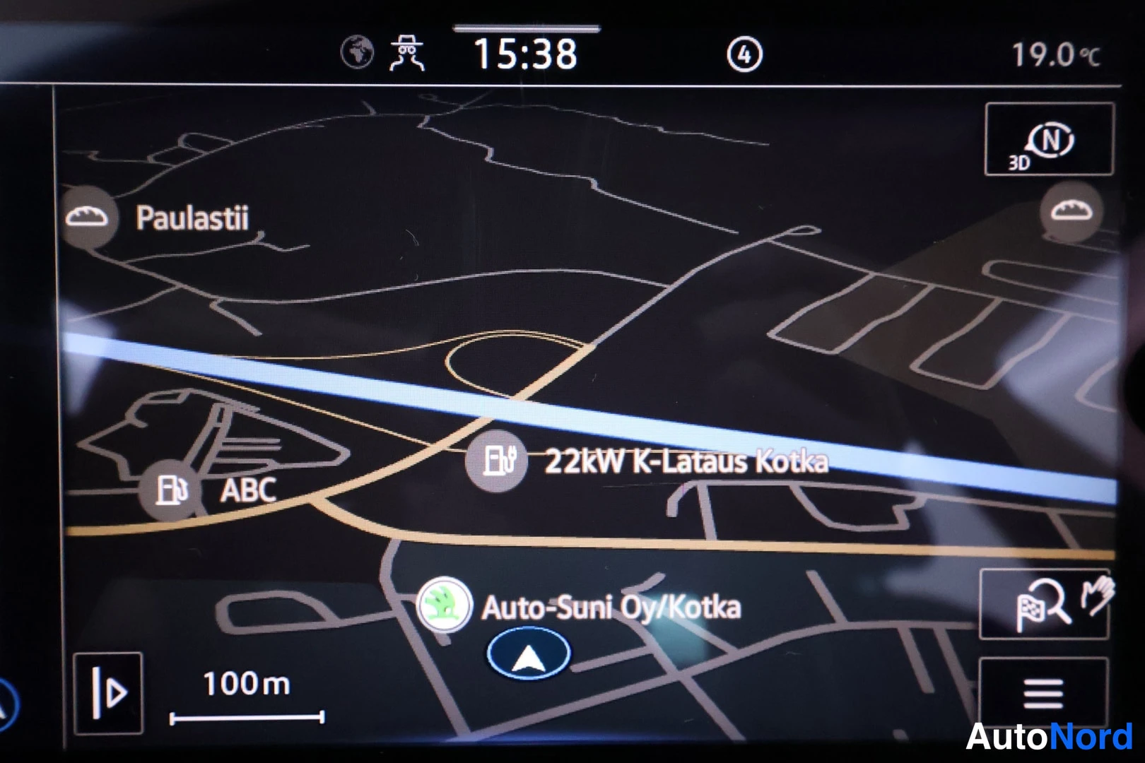 Ohjaamo: Infotainment screen displaying a navigation map with the time '15:38' and outside temperature '19.0 °C'.