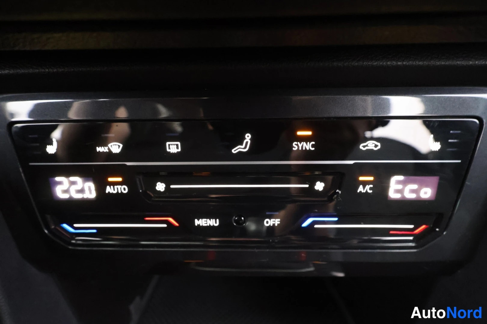 Etuviisto, nokka vasemmalle: Musta ilmastoinnin kosketusnäyttöpaneeli näyttää lämpötilan 22.0, AUTO-, SYNC-, A/C- ja ECO-tilat.