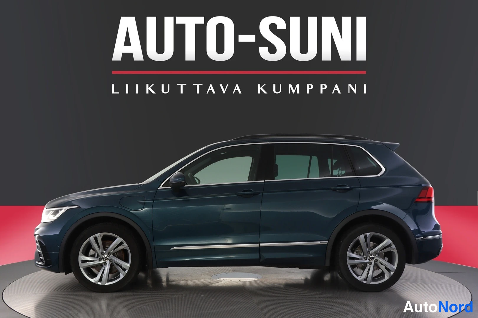 Sivulta: Volkswagen Tiguanin vasen puoli näkyvänä sivulta