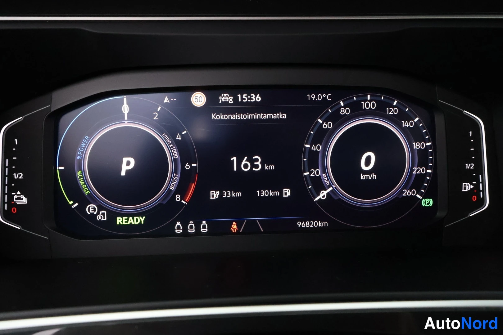 Muu: Digitalinen mittaristo. Kilometrimittari näyttää lukeman 96820 km.
