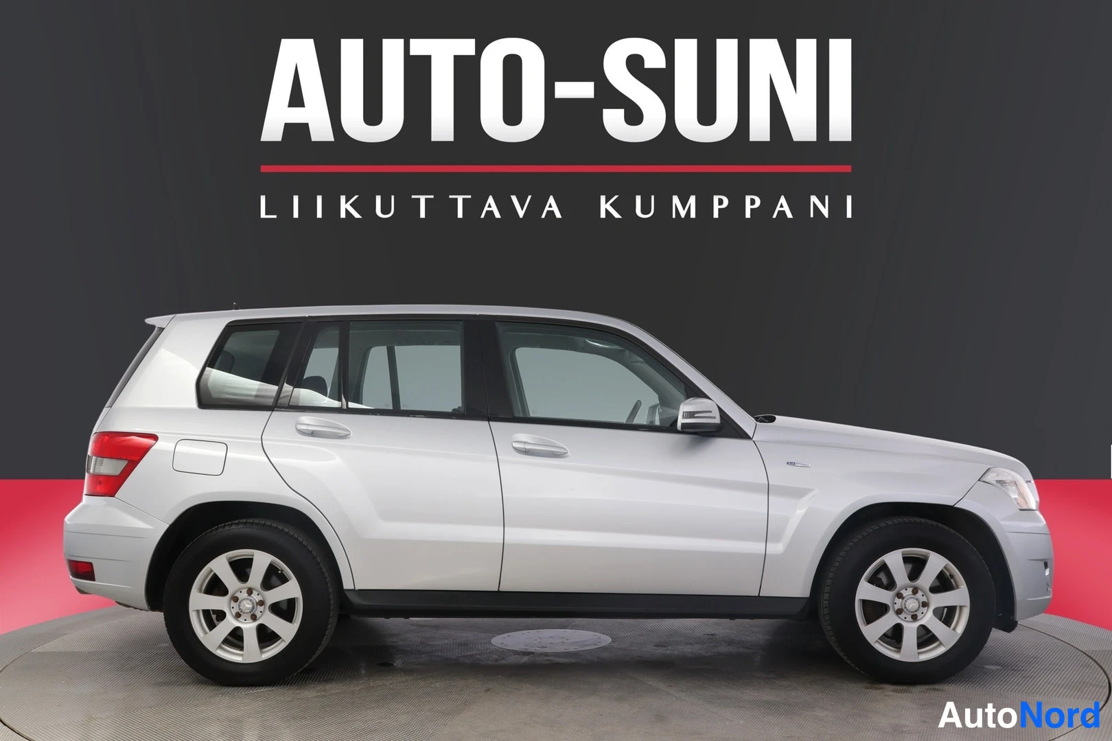 Sivulta: Hopeisen Mercedes-Benz GLK -maasturin sivuprofiili, rekisterikilpi.