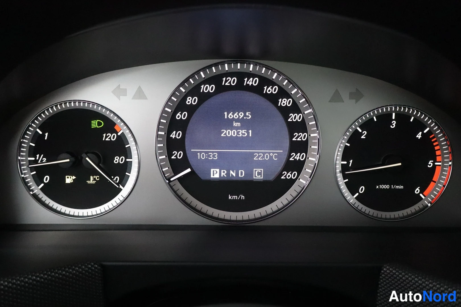 Muu: Instrument cluster view showing digital trip odometer at 1669.5 km and total mileage of 200351 displayed on a central blue screen within an analog speedometer g