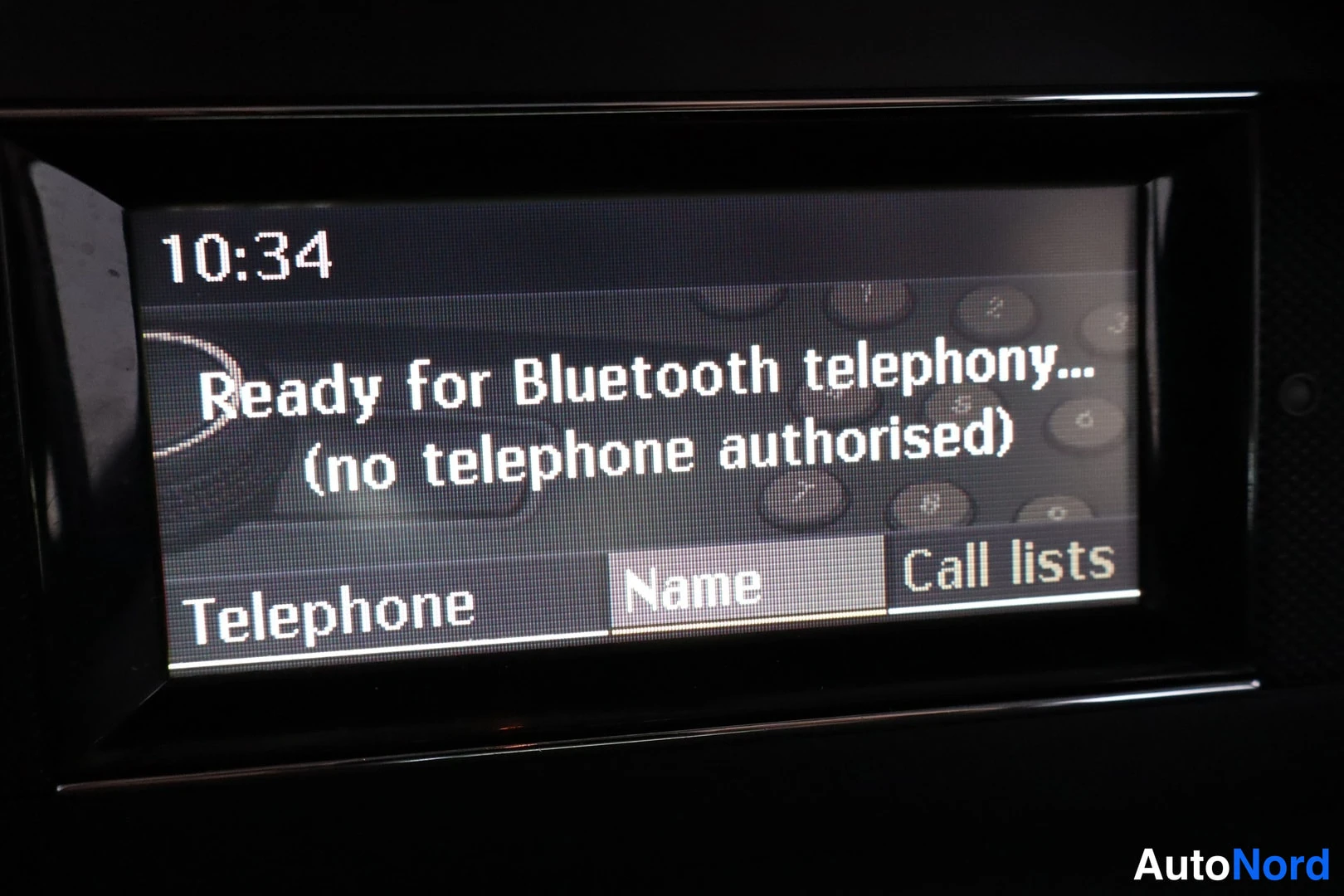 Ohjaamo: Dashboard infotainment screen displaying Bluetooth telephony status.