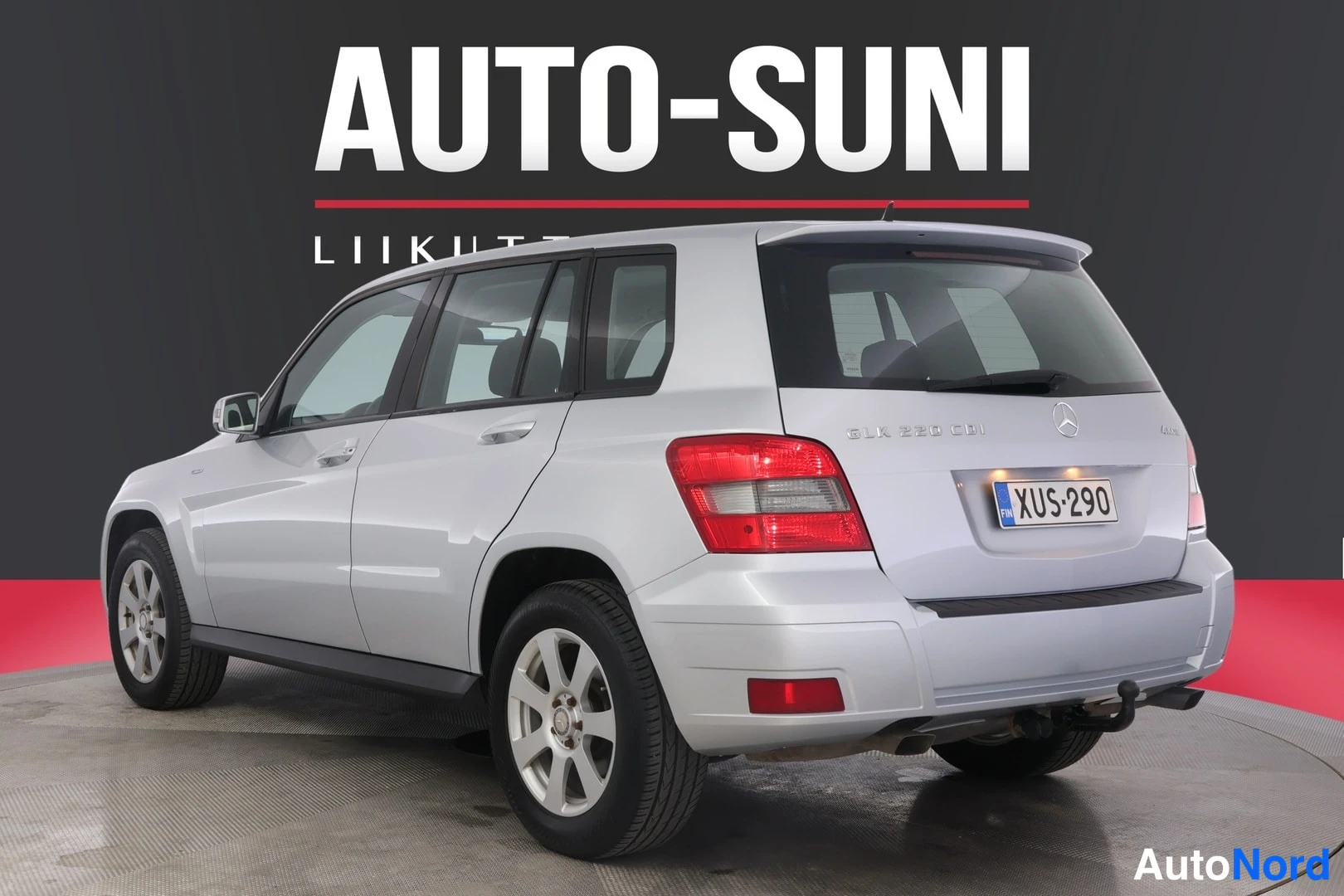 Takaviisto: Hopeisen Mercedes-Benz GLK -maasturin takaosa takaviistosta, takaluukun merkintä GLK 220 CDI, rekisterikilpi.
