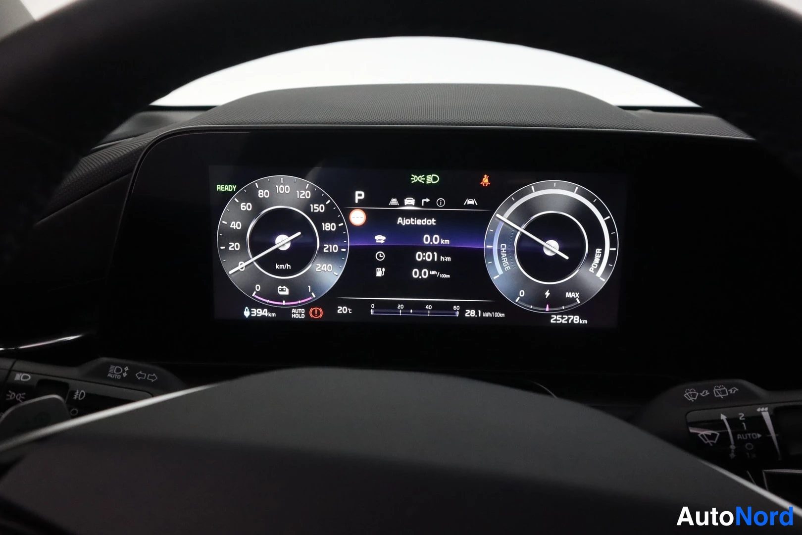 Muu: Digitaalinen kojelauta READY-tilassa: nopeusmittari, CHARGE/POWER-mittari, kulutustieto 28,1 kWh/100 km ja kokonaislukema 25278 km.