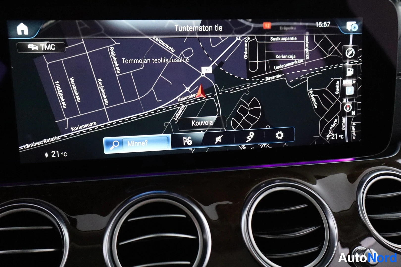Muu: Auton infotainment-näytön navigaatio ja ilmastointisuuttimet