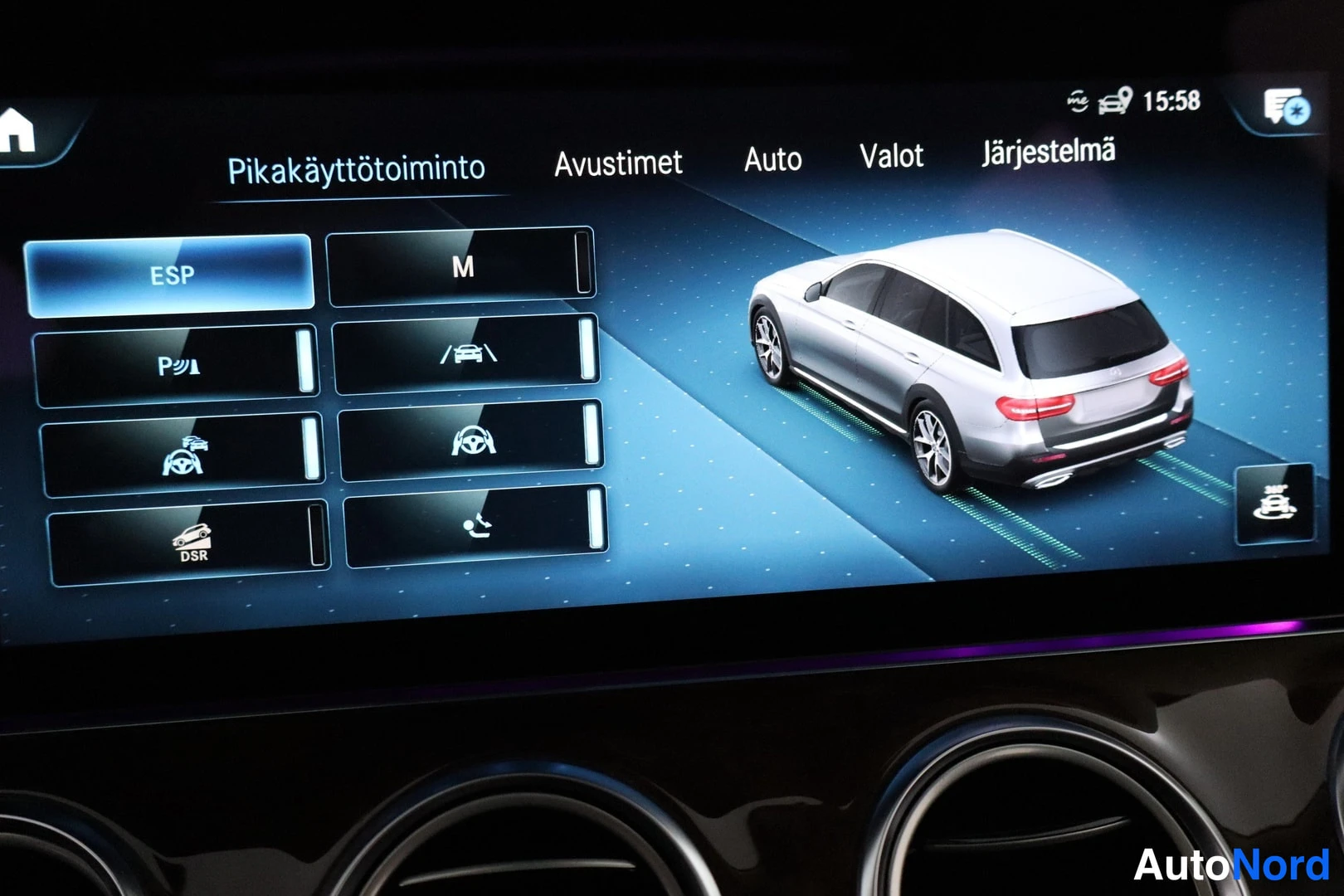 Muu: Auton infotainment-näytön asetusvalikko ja ajotietokoneen kuva