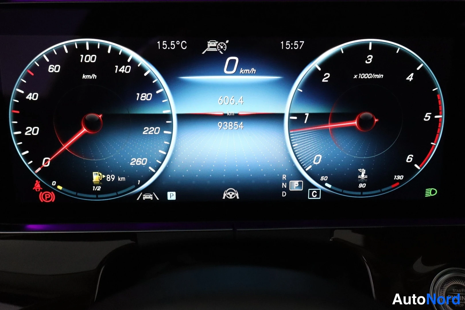Muu: Digitaalinen mittaristo, jonka matkamittari näyttää 93854 km ja tripmeter 606,4 km.