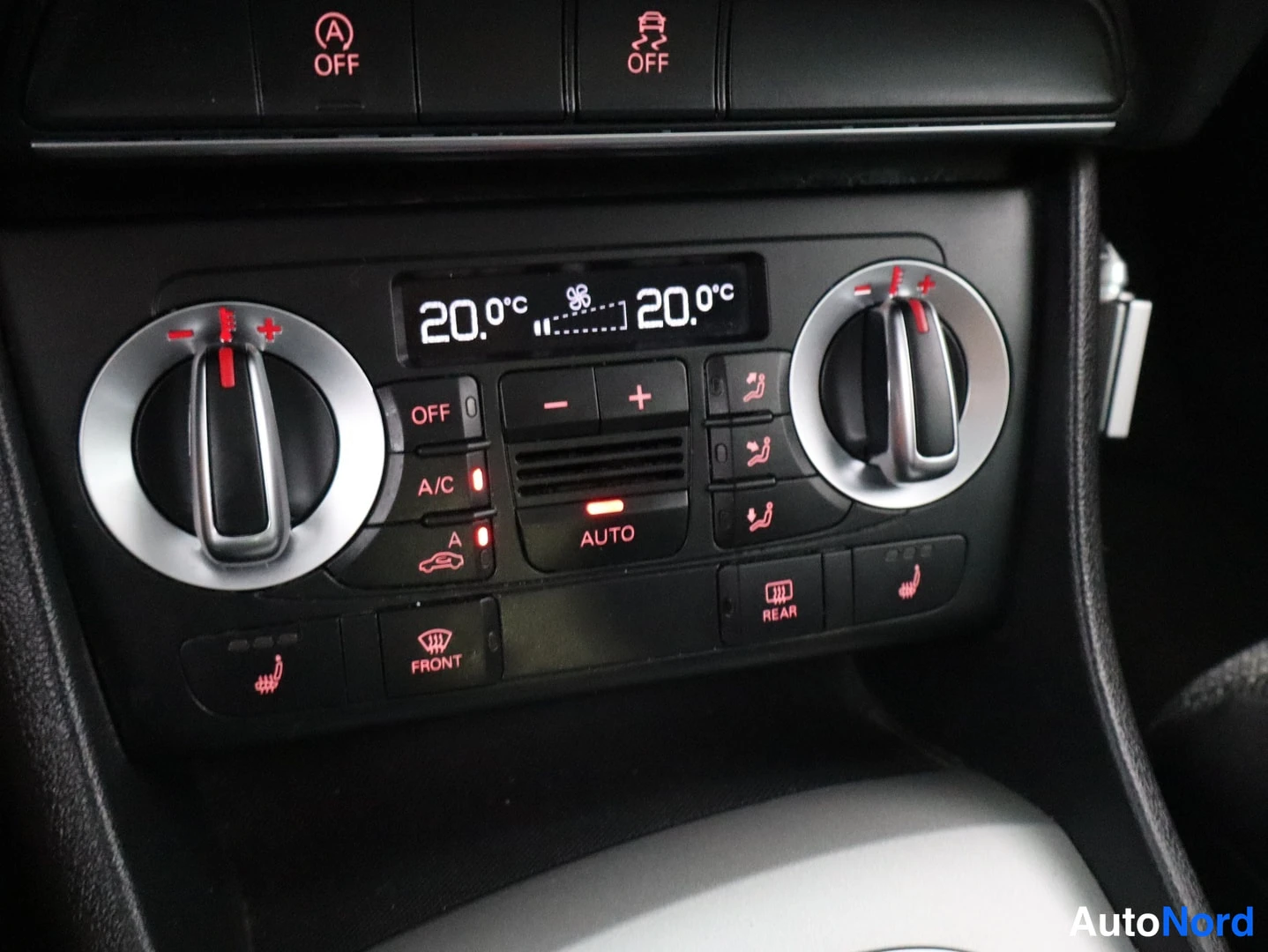 Yksityiskohta: Keskikonsolin automaattinen ilmastointipaneeli näyttää 20,0 °C molemmin puolin, AUTO ja A/C napit valaistuina.