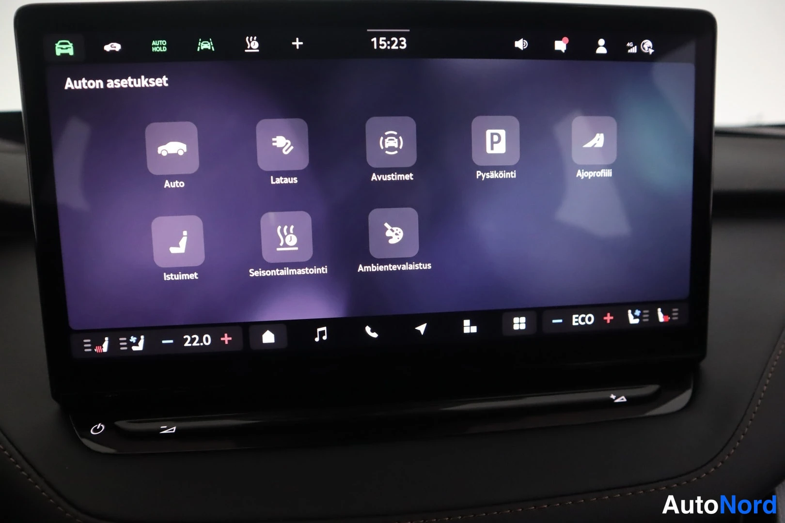 Muu: Autoinfotainment-näyttö, jossa on auki Auto-asetukset-valikko Lataus-, Avustimet-, Pysäköinti-, Ajoprofiili-, Istuimet- ja Seisontailmastointi-toimintoineen.