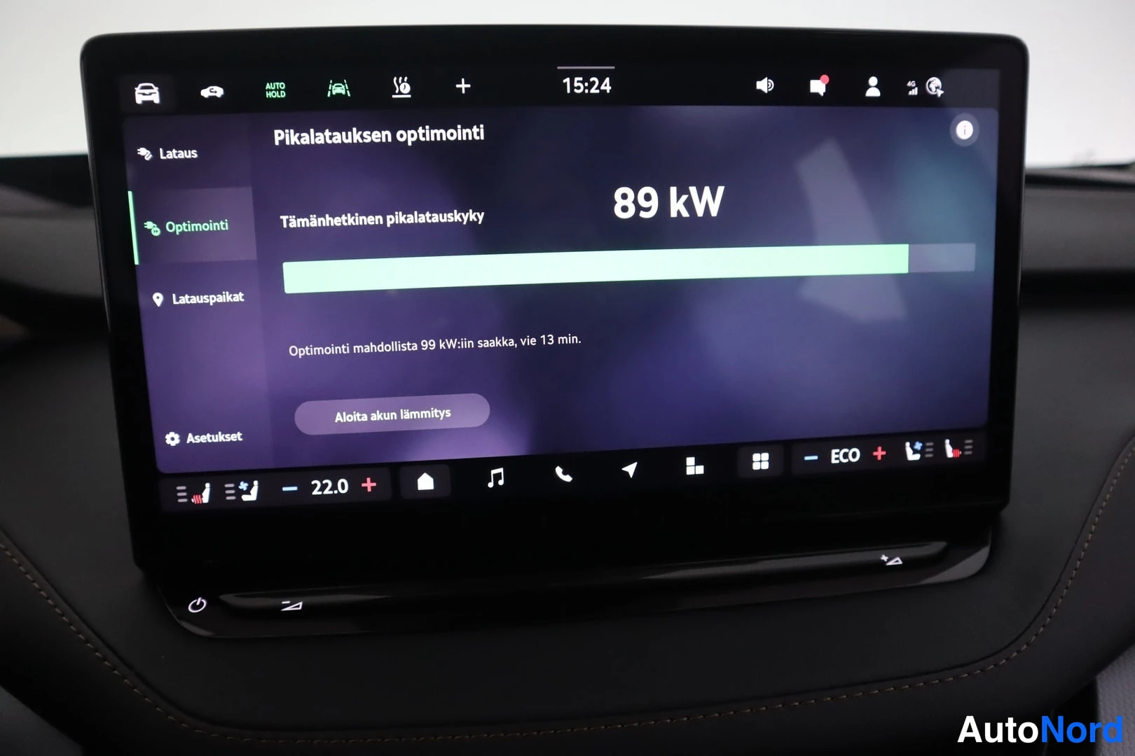 Muu: Autoinfotainment-näyttö näyttää pikalatauksen optimoinnin: hetkellinen pikalatauskyky 89 kW, optimointi mahdollista 99 kW:iin.