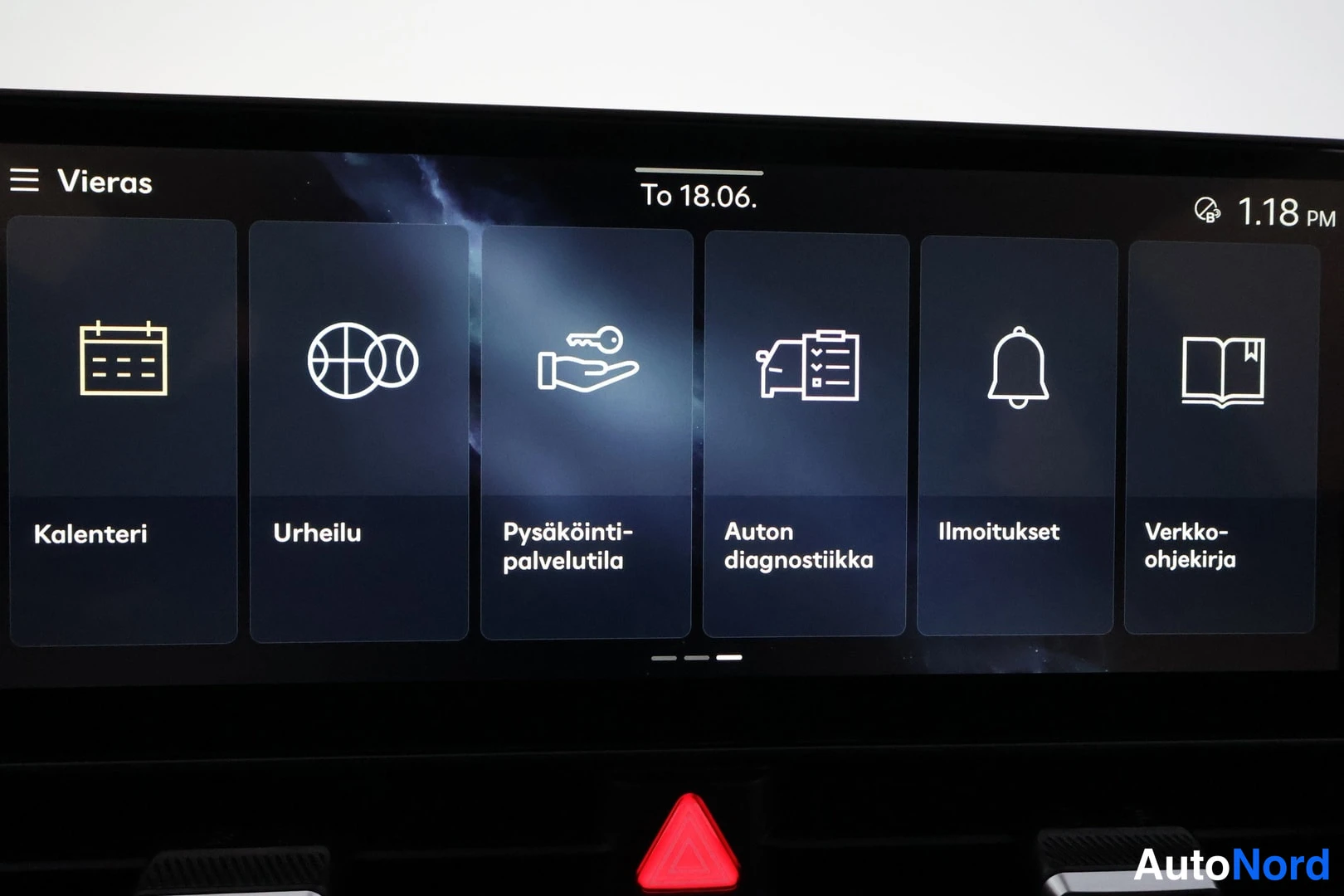 Yksityiskohta: Auton infotainment-näyttö, jossa valikko: Kalenteri, Urheilu, Pysäköintipalvelutila, Auton diagnostiikka, Ilmoitukset ja Verkko-ohjekirja.