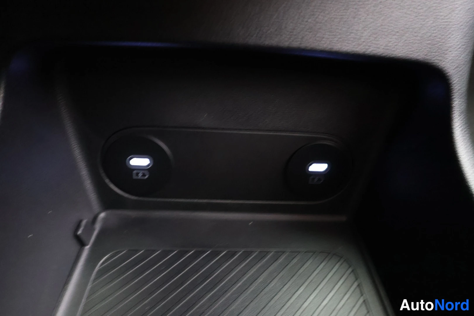 Muu: Kaksi USB-C-latausporttia takamatkustajien alapaneelissa, valaistuina.