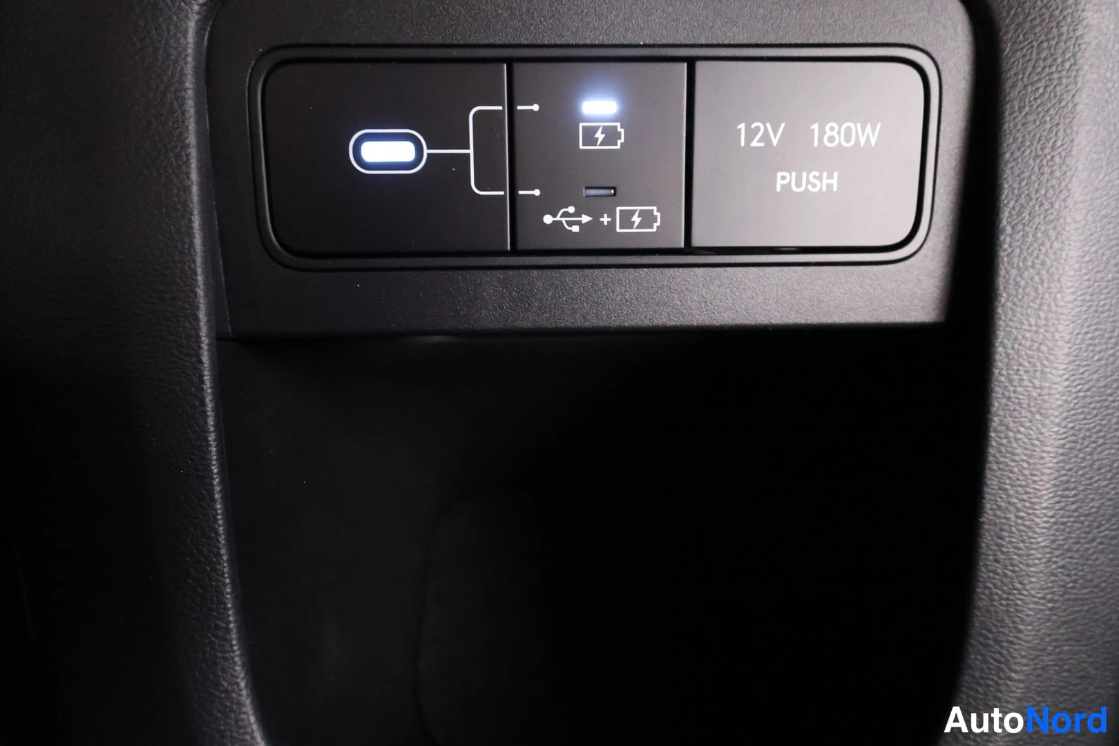 Muu: Sisätilakuvan lisävaruste: 12V 180W virtalähde ja USB-liitäntä kojelaudassa