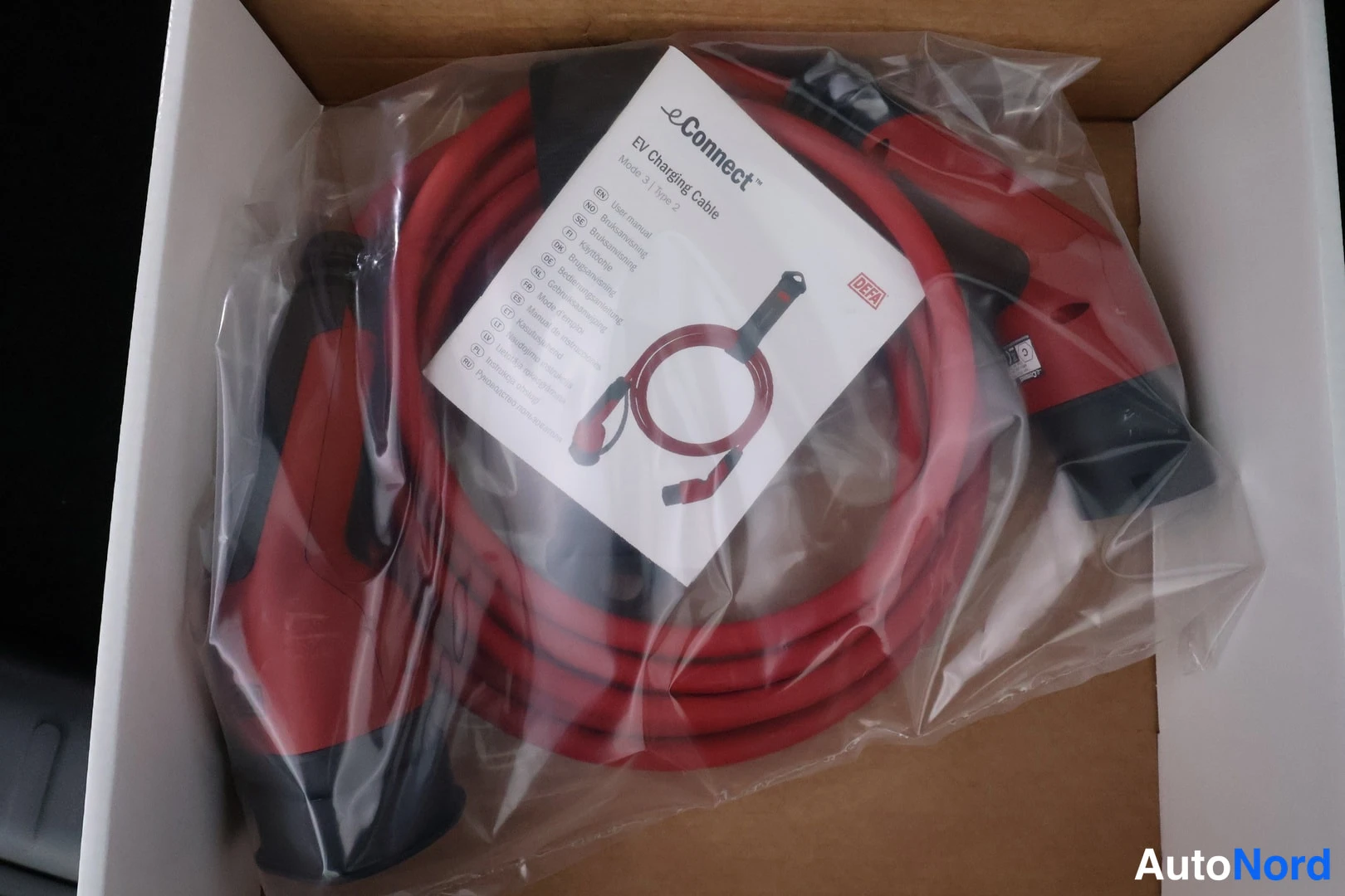 Muu: Uusi punainen eConnect EV Charging Cable -latausjohto paketin muovissa laatikossa
