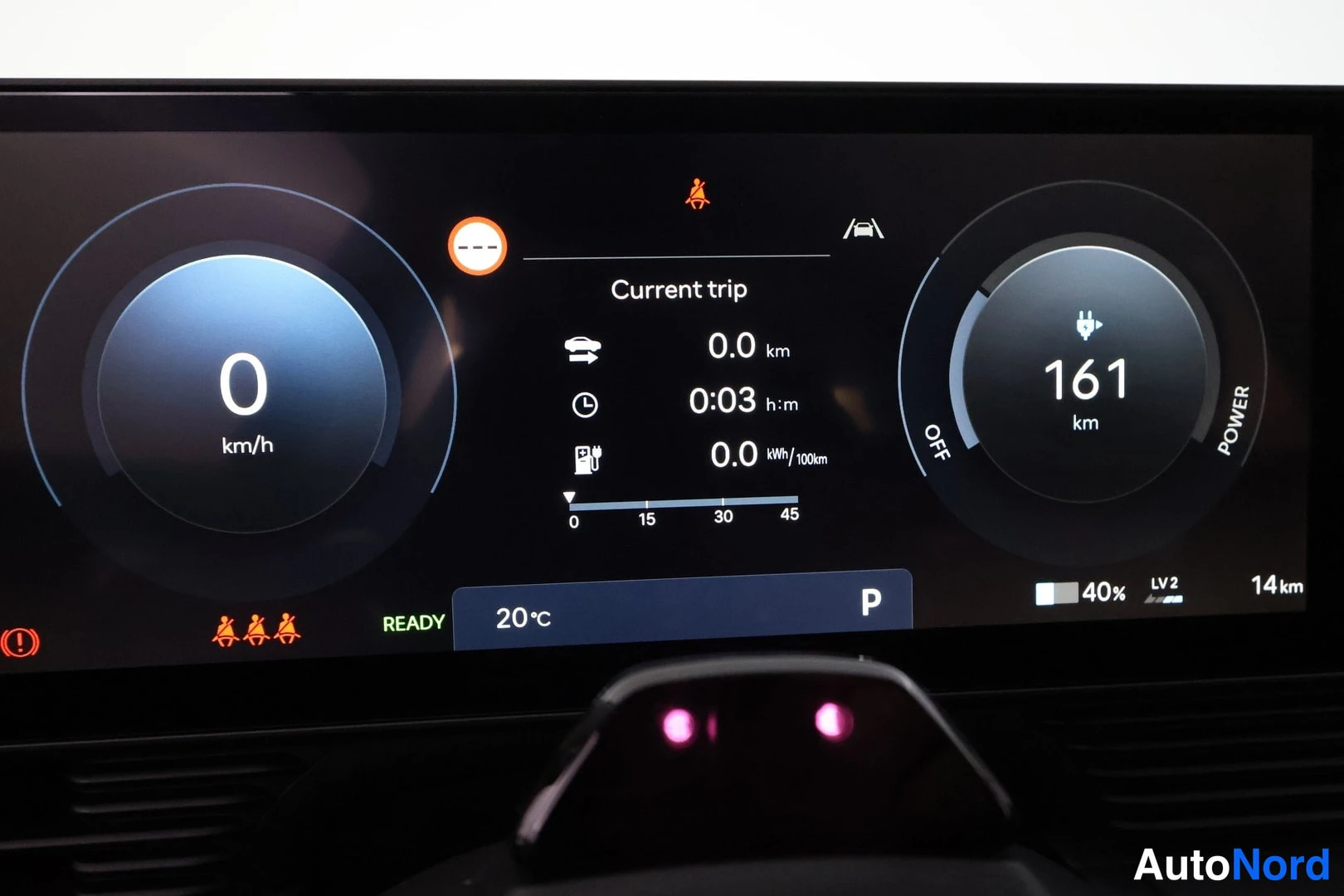 Muu: Sähköauton digitaalinen mittarinäyttö: nopeus 0 km/h, Current trip 0.0 km, toimintamatka 161 km, akku 40 %, READY-merkintä, lämpötila 20 °C ja P-vaihde.