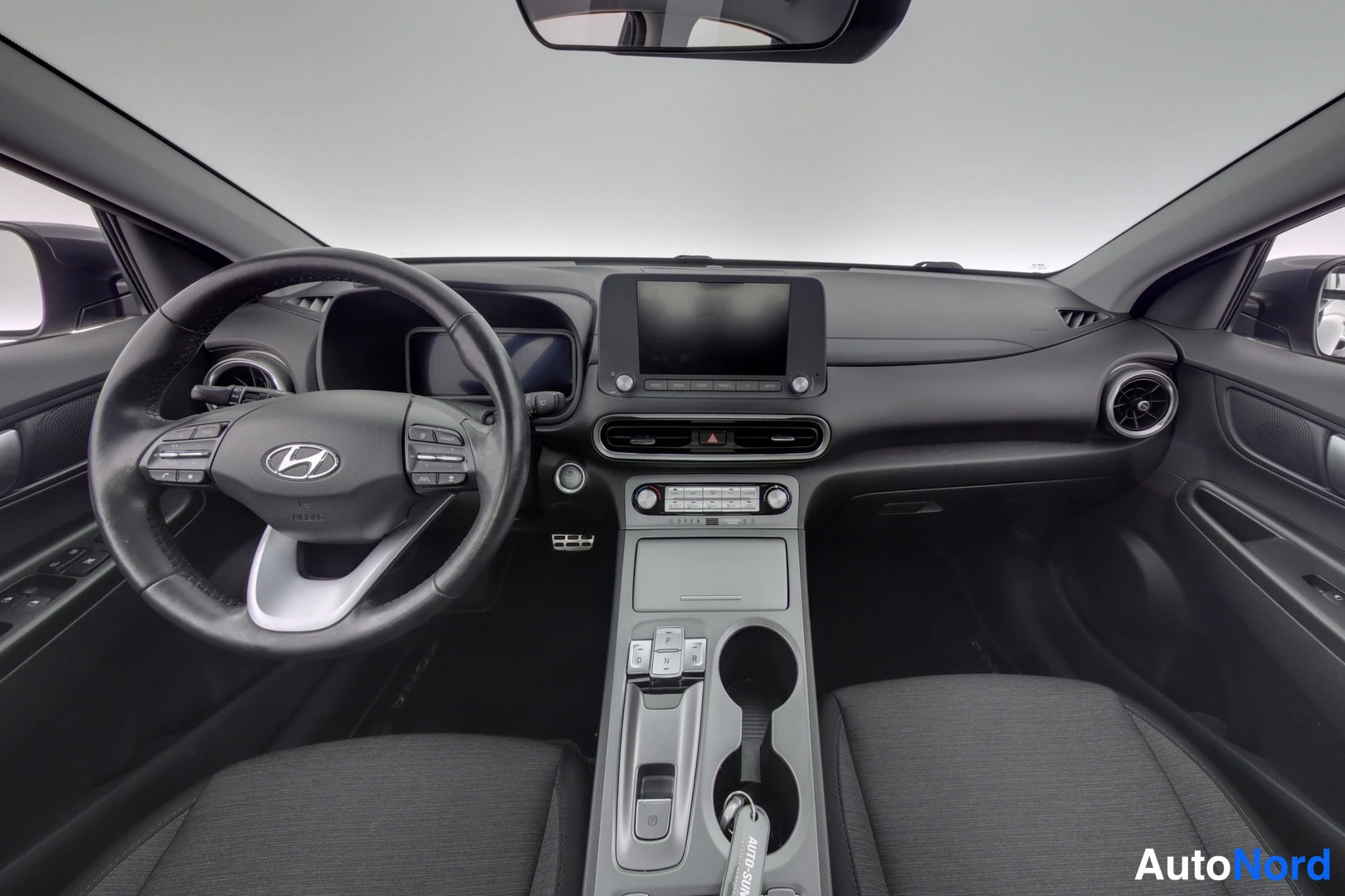 Harmaa Hyundai Kona 2024, etuviisto, keula vasemmalle, kuva 3
