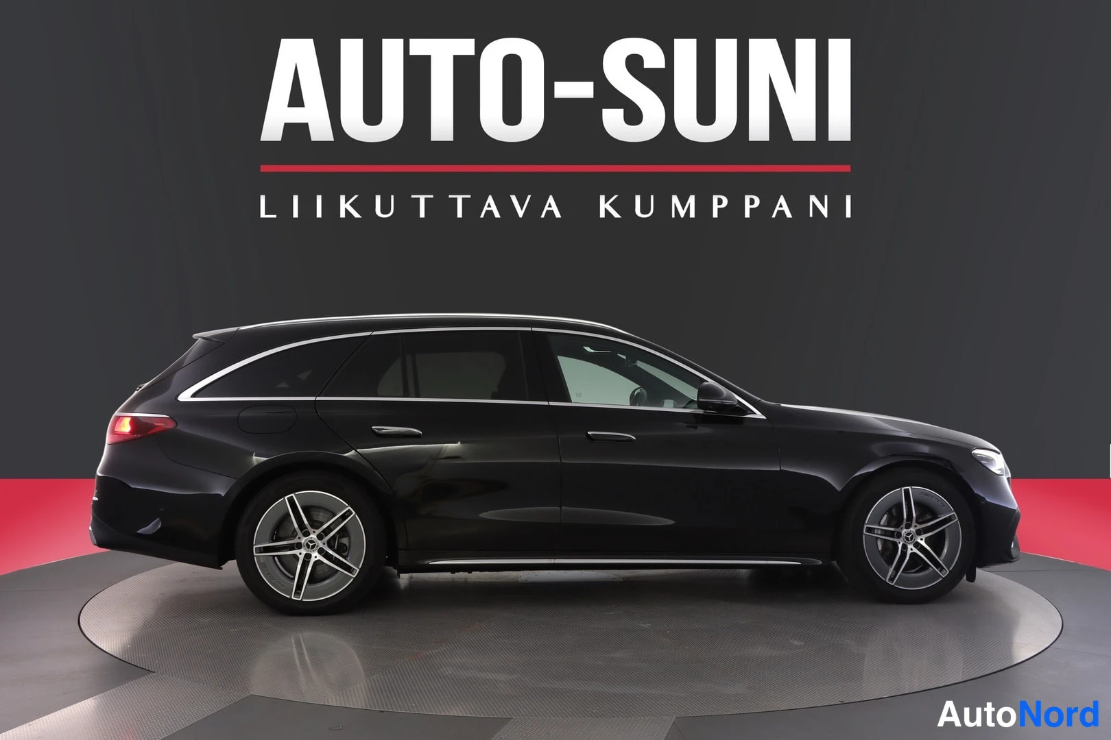 Sivulta: Mustan Mercedes-Benz farmariauton sivuprofiili oikealta katsottuna studiovalaistuksessa.