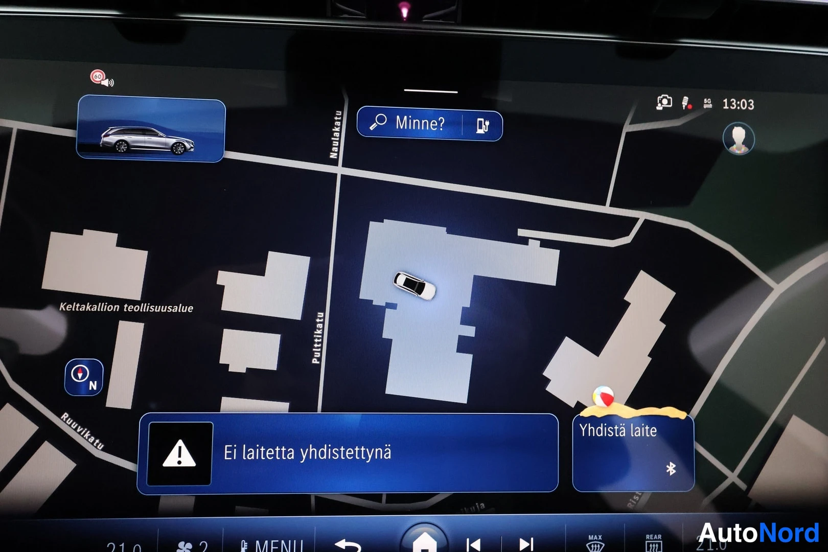 Muu: Autoon kuvattu pyyntö: auton infotainment-näytön kuvakaappauksia, joissa näkyy navigointikartta, sovellusvalikko ja kuljettajaa avustavat toiminnot.