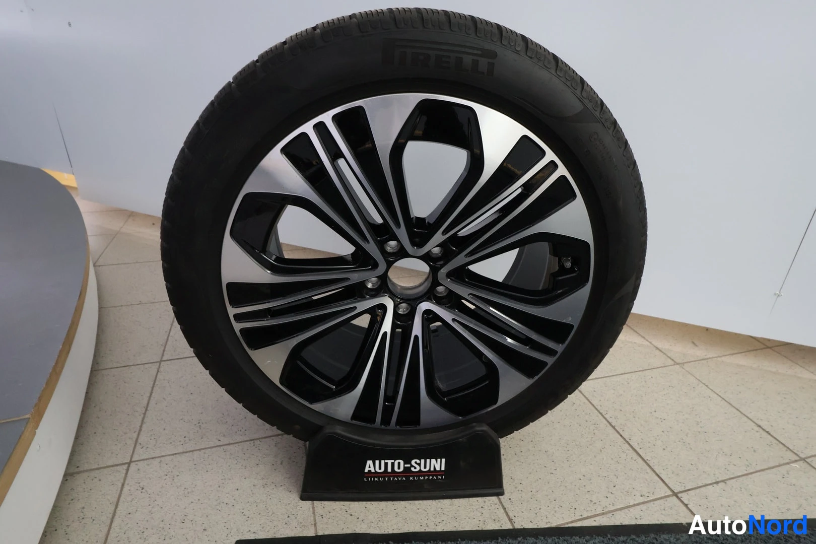 Muu: Vaihtopyörä Pirelli-renkaalla kahden sävyisellä kiintolevyllä telineessä Auto-Suni.