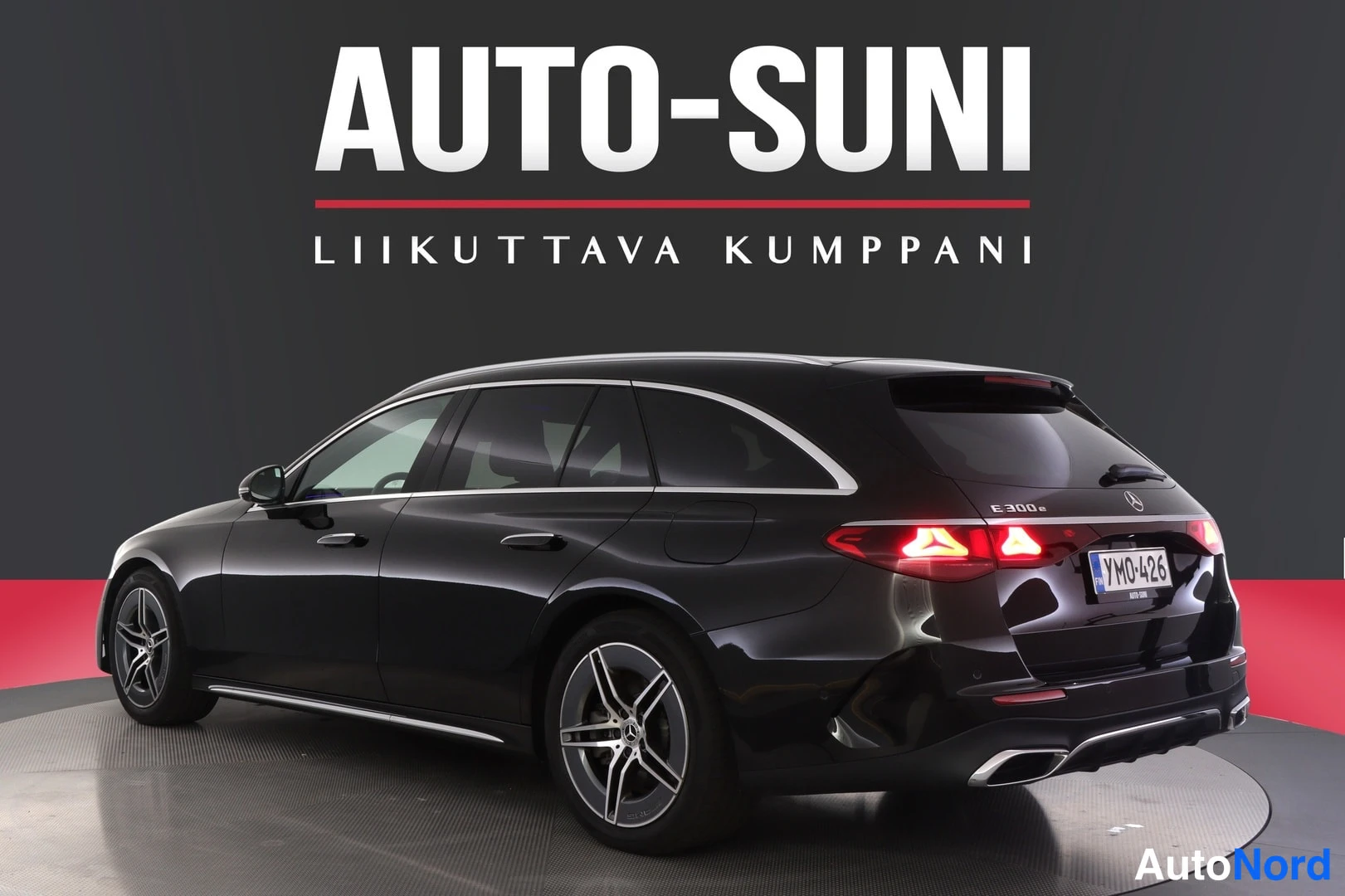 Takaviisto: Mustan Mercedes-Benz farmarin takaosa ja oikea kylki, rekisterikilpi ja E 300 e -merkintä takaluukussa.