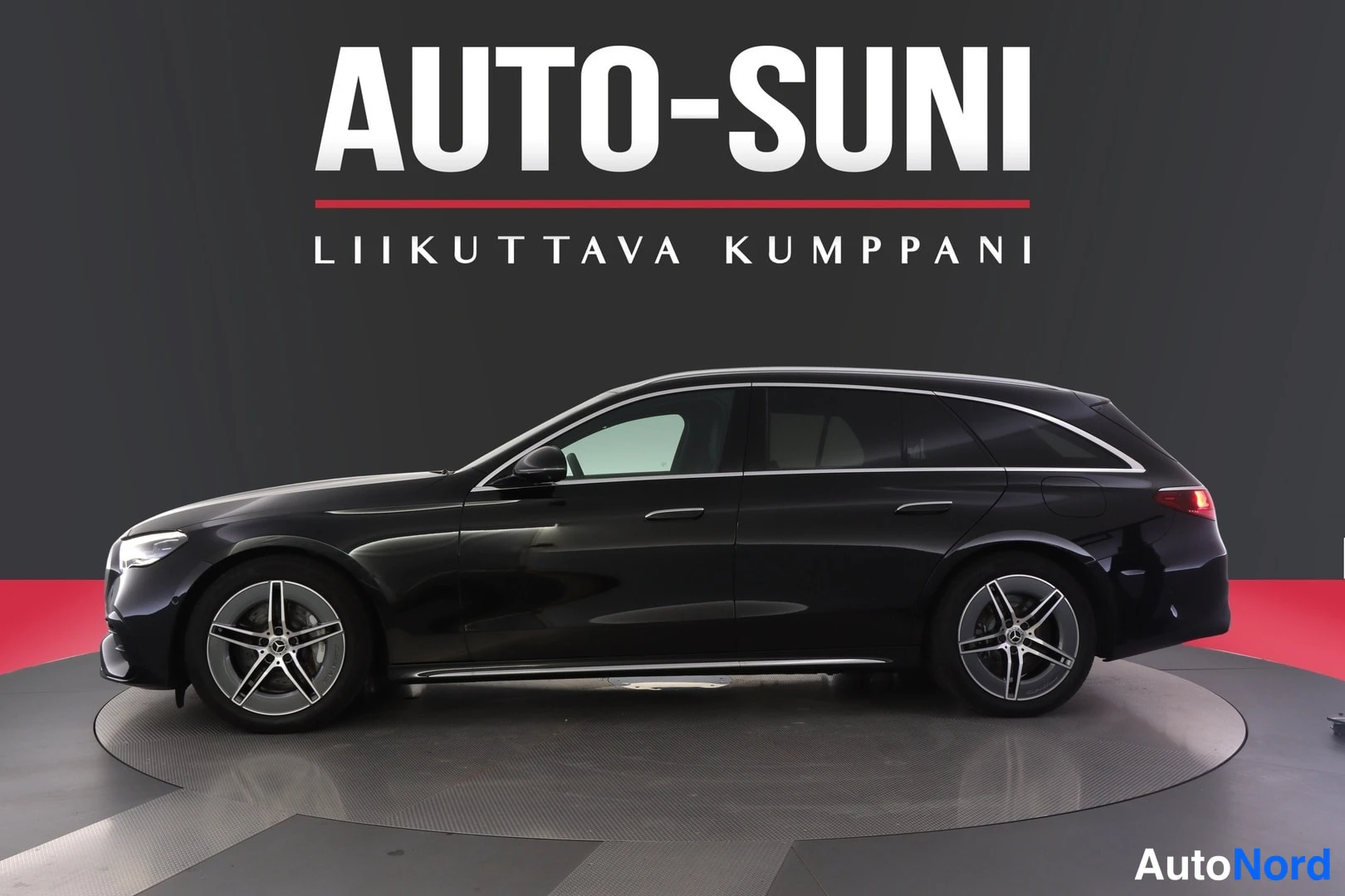 Sivulta: Musta Mercedes-Benz -farmariauto sivusta kuvattuna studiotaustaa vasten.