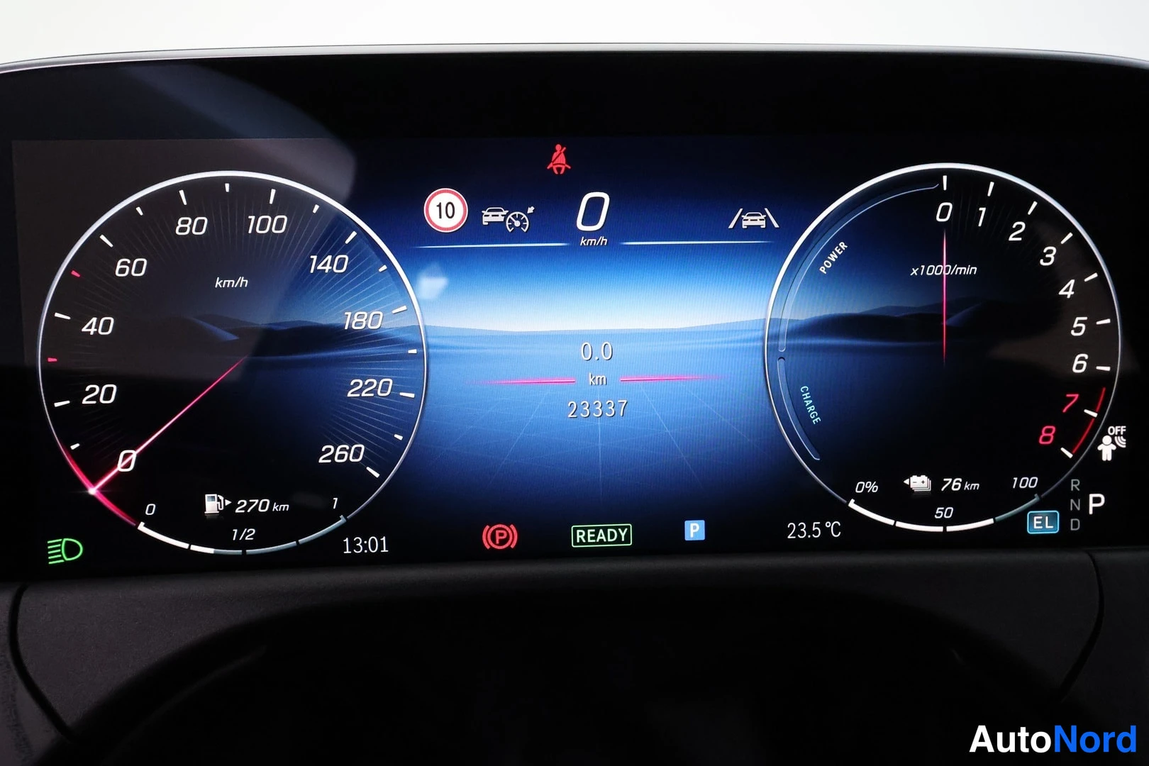 Muu: Kojelaudan näyttö: nopeusmittari 0 km/h, matka-asteikko 23337 km, vaihteenvalitsimena P, READY-merkki ja polttoainemittari osoittaen 270 km kantamaa.