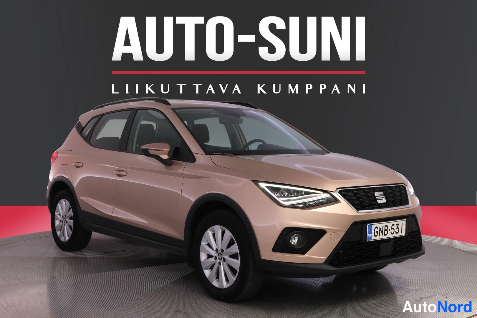 Etuviisto, nokka oikealle: Beige Seat Arona etukulmasta, rekisteritunnus.