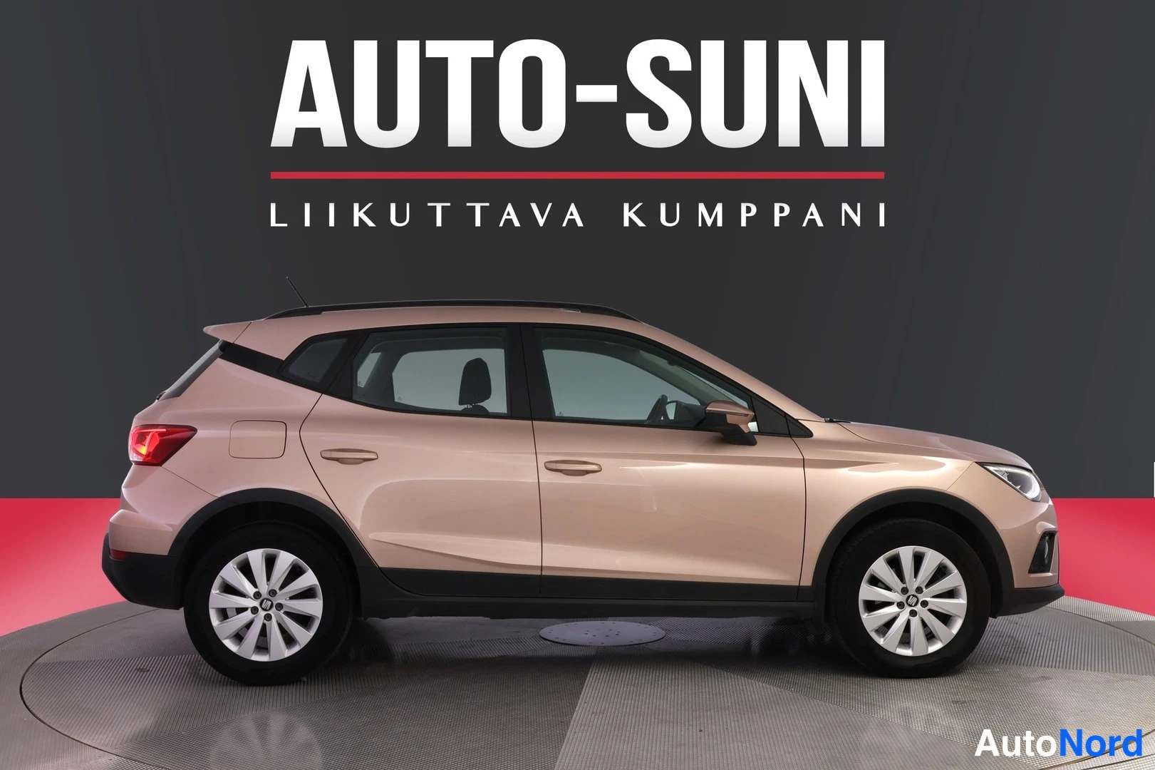 Sivulta: Beige Seat Arona sivusta vasemmalta katsottuna.