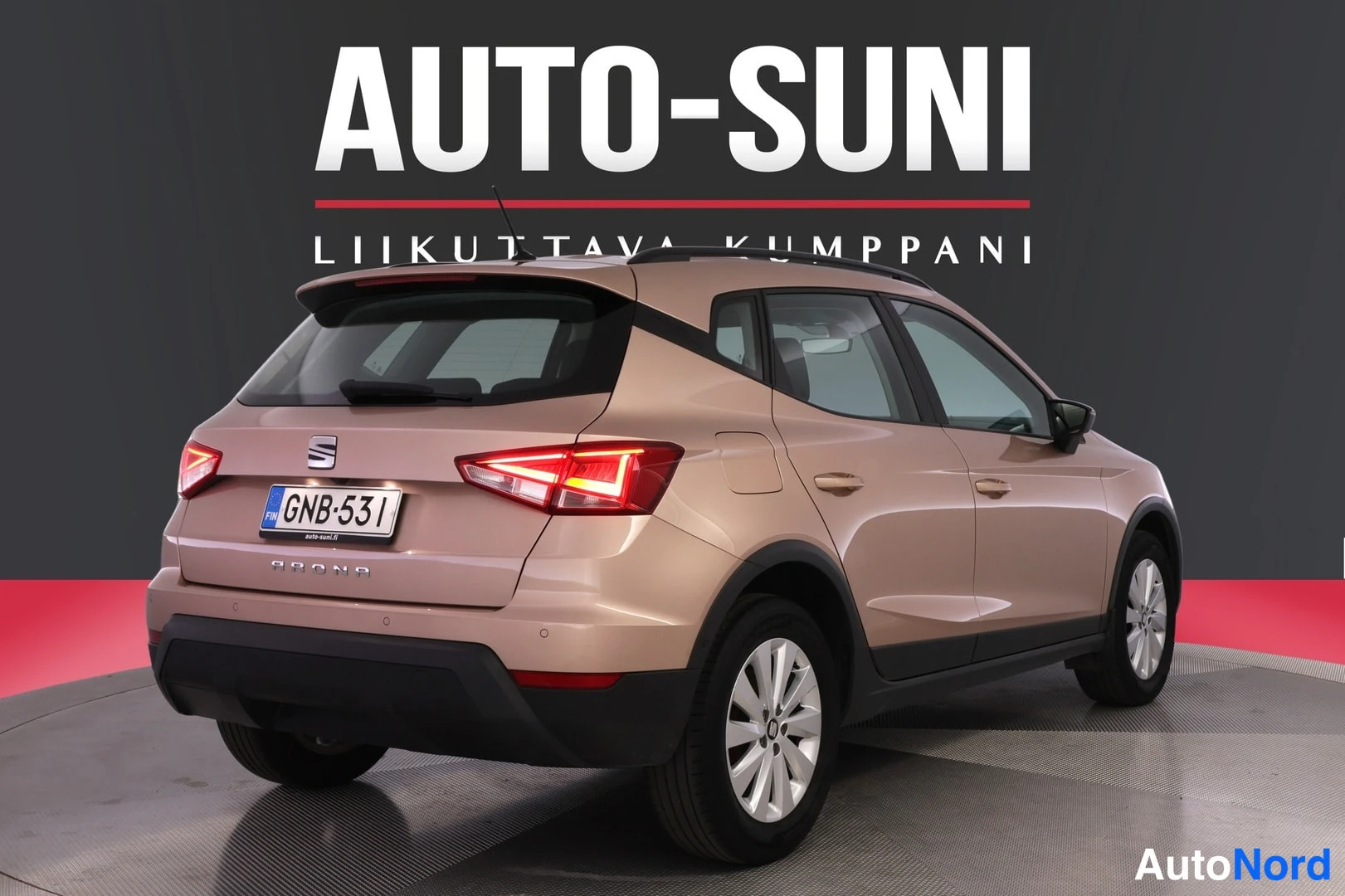 Takaviisto: Beige Seat Arona takakulmasta, rekisteritunnus.