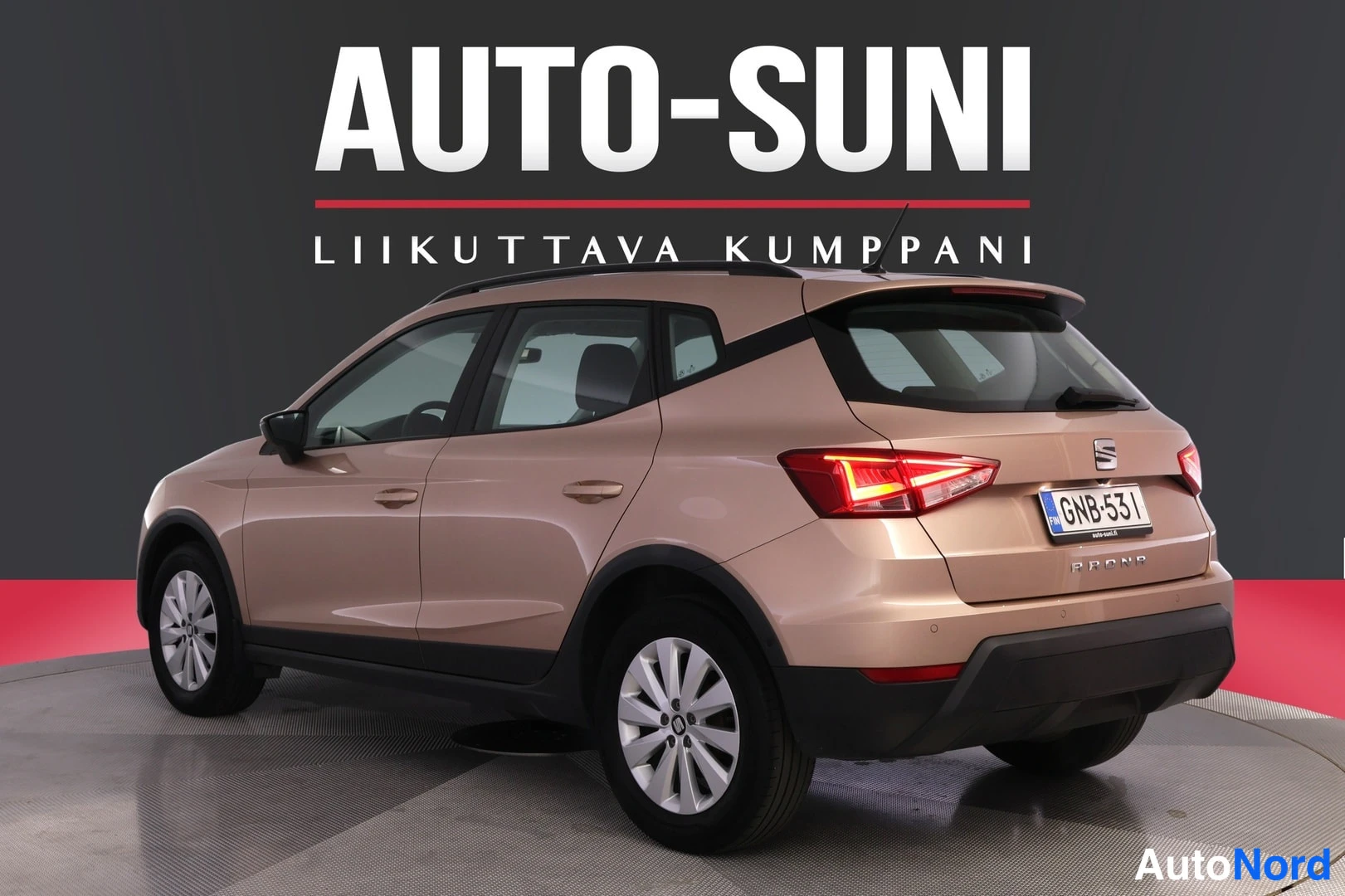 Takaviisto: Beige Seat Arona takakulmasta toiselta puolelta, rekisteritunnus.