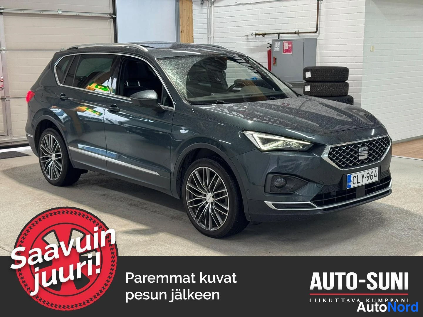 Etuviisto, nokka oikealle: Tummanharmaa katumaasturin farmarimallinen auto etukulmasta oikeaan liikehuoneistossa.