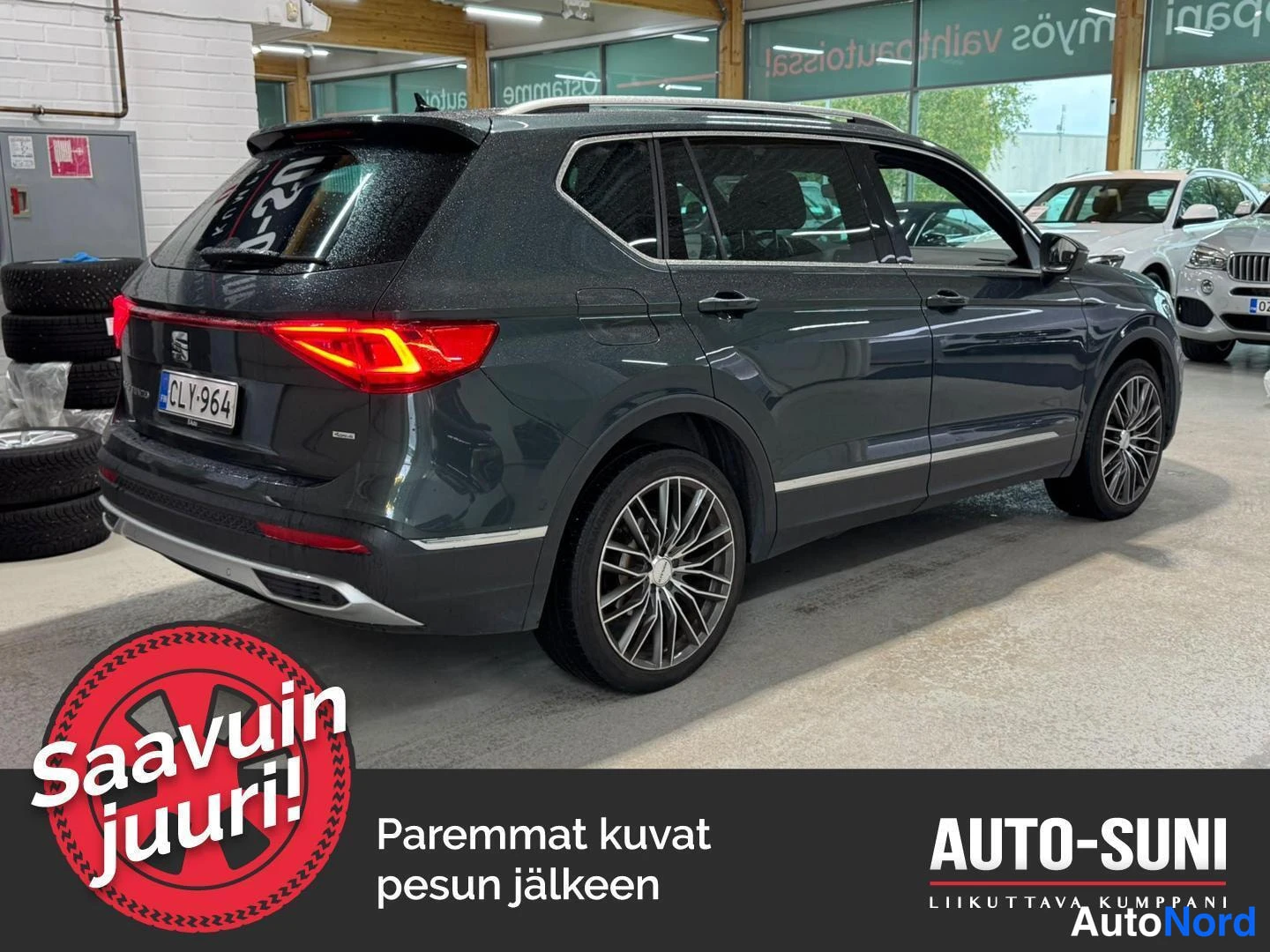 Takaviisto: Tummanharmaa Seat Tarraco takakulmasta sisätiloissa, rekisterikilpi ja takavalot näkyvissä.