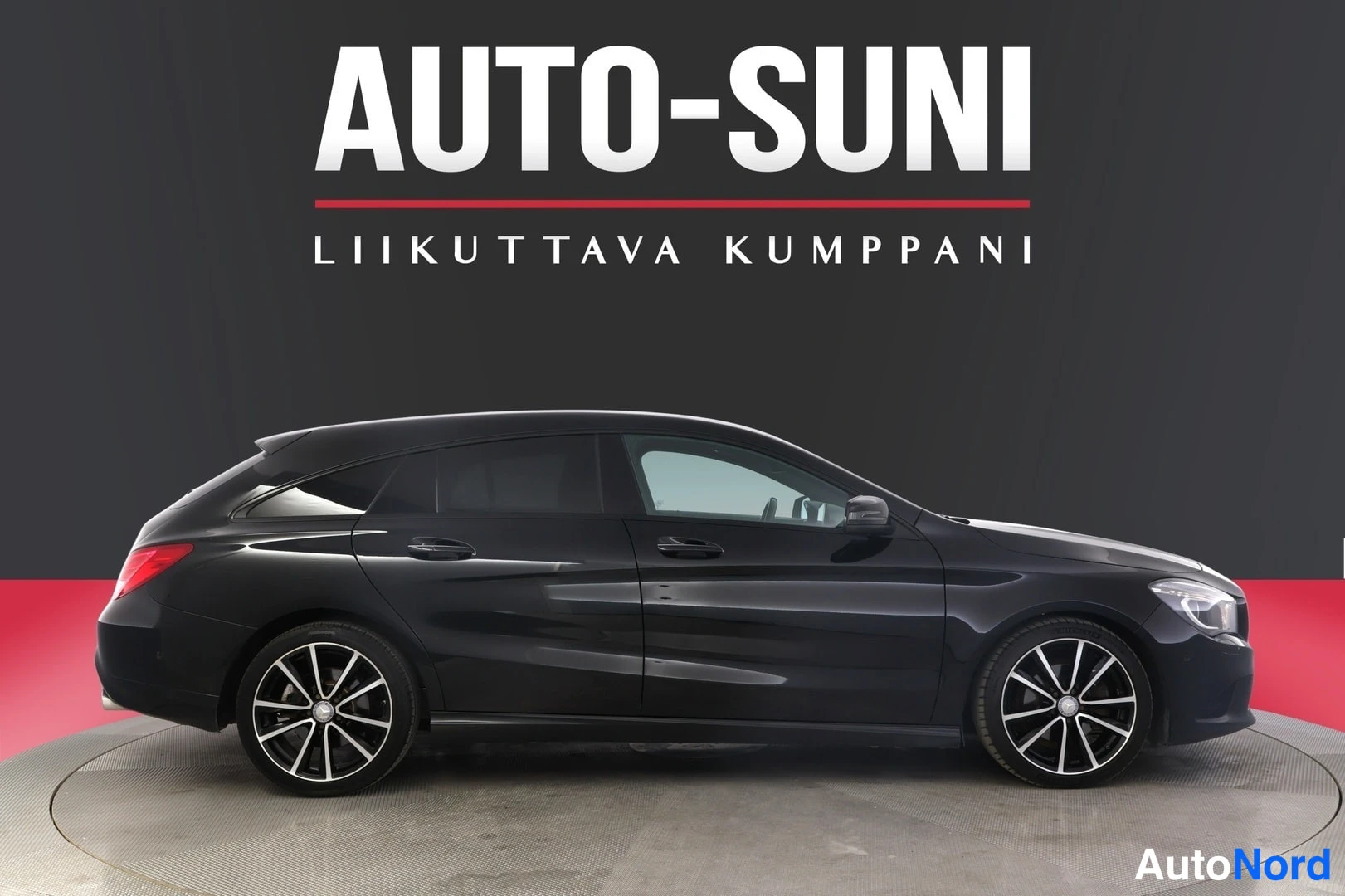 Sivulta: Mustan Mercedes-Benz CLA Shooting Braken sivunäkuva vasemmalta, moniottomat kevytmetallivanteet.
