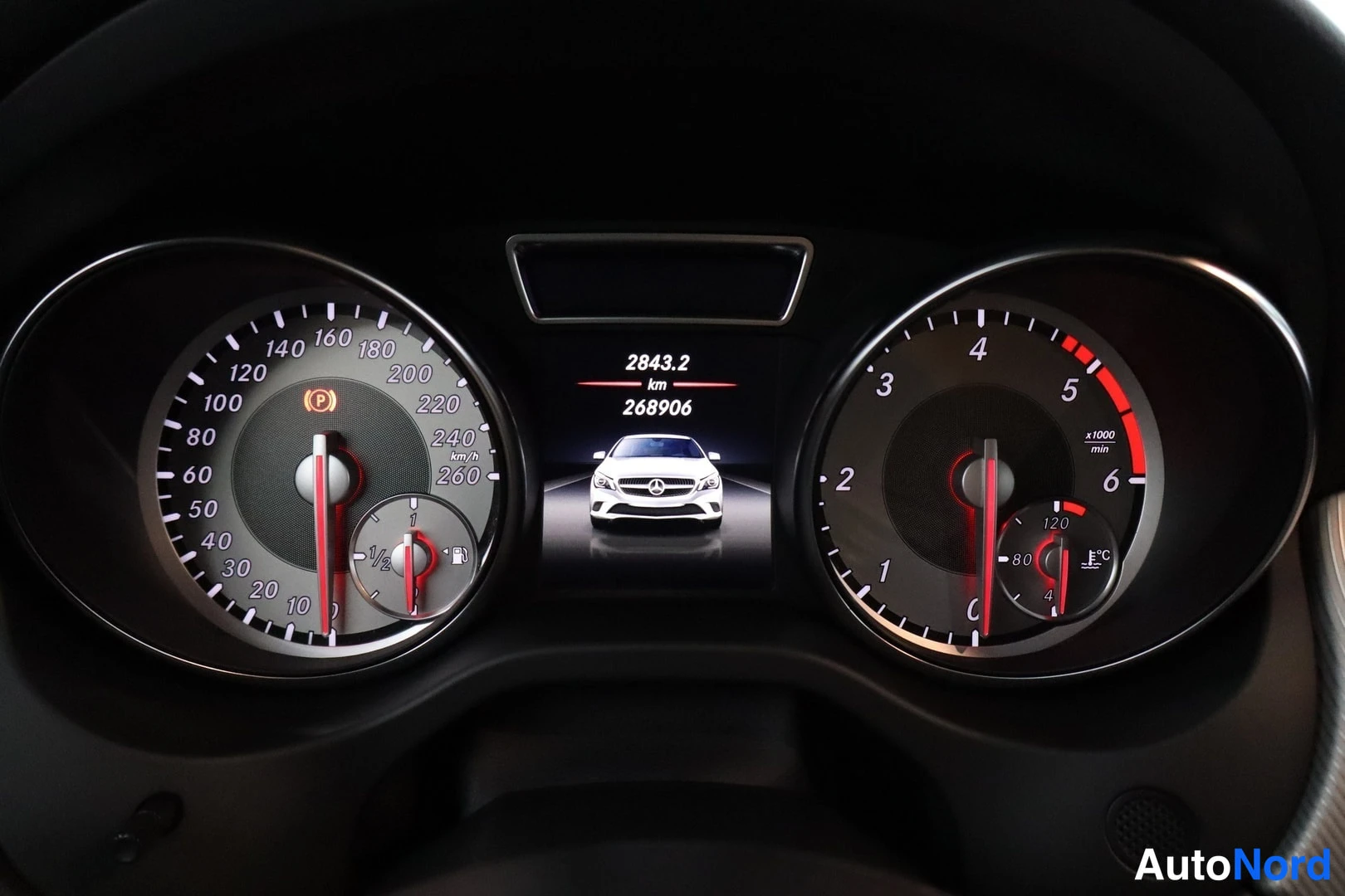 Yksityiskohta: Mercedes-Benz CLA Shooting Brake 2016