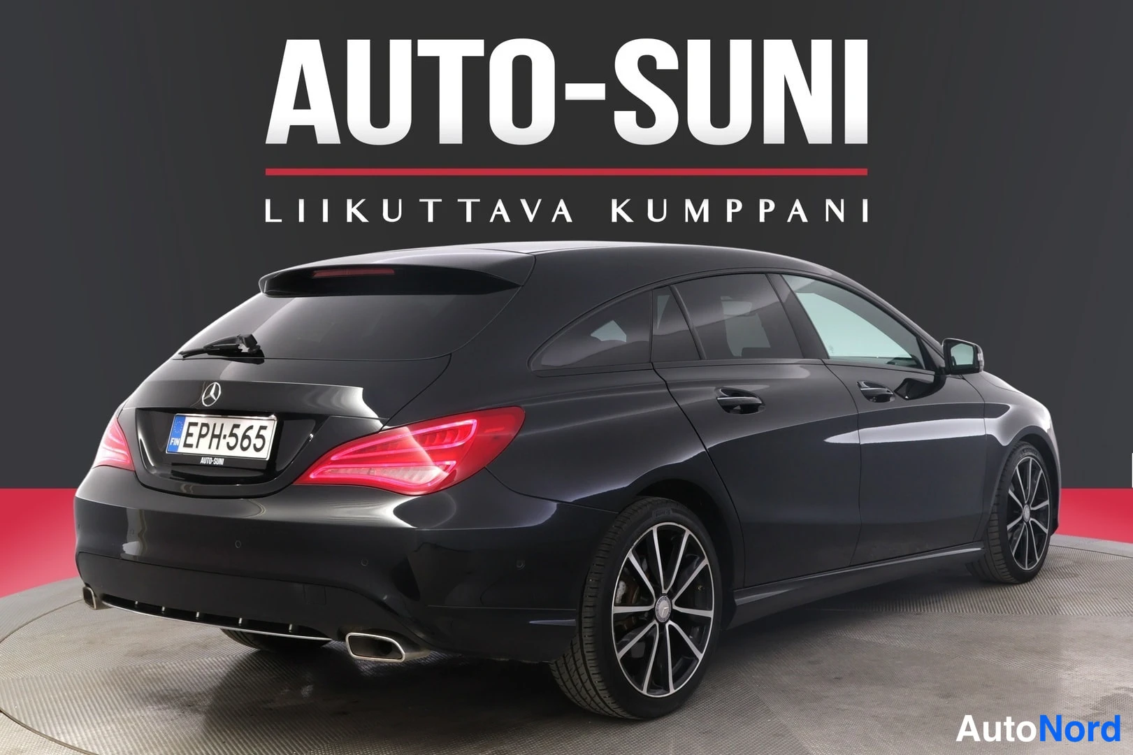 Takaviisto: Mustan Mercedes-Benz CLA Shooting Braken takakulmanäkuva, rekisteritunnus, kromattu pakoputki.