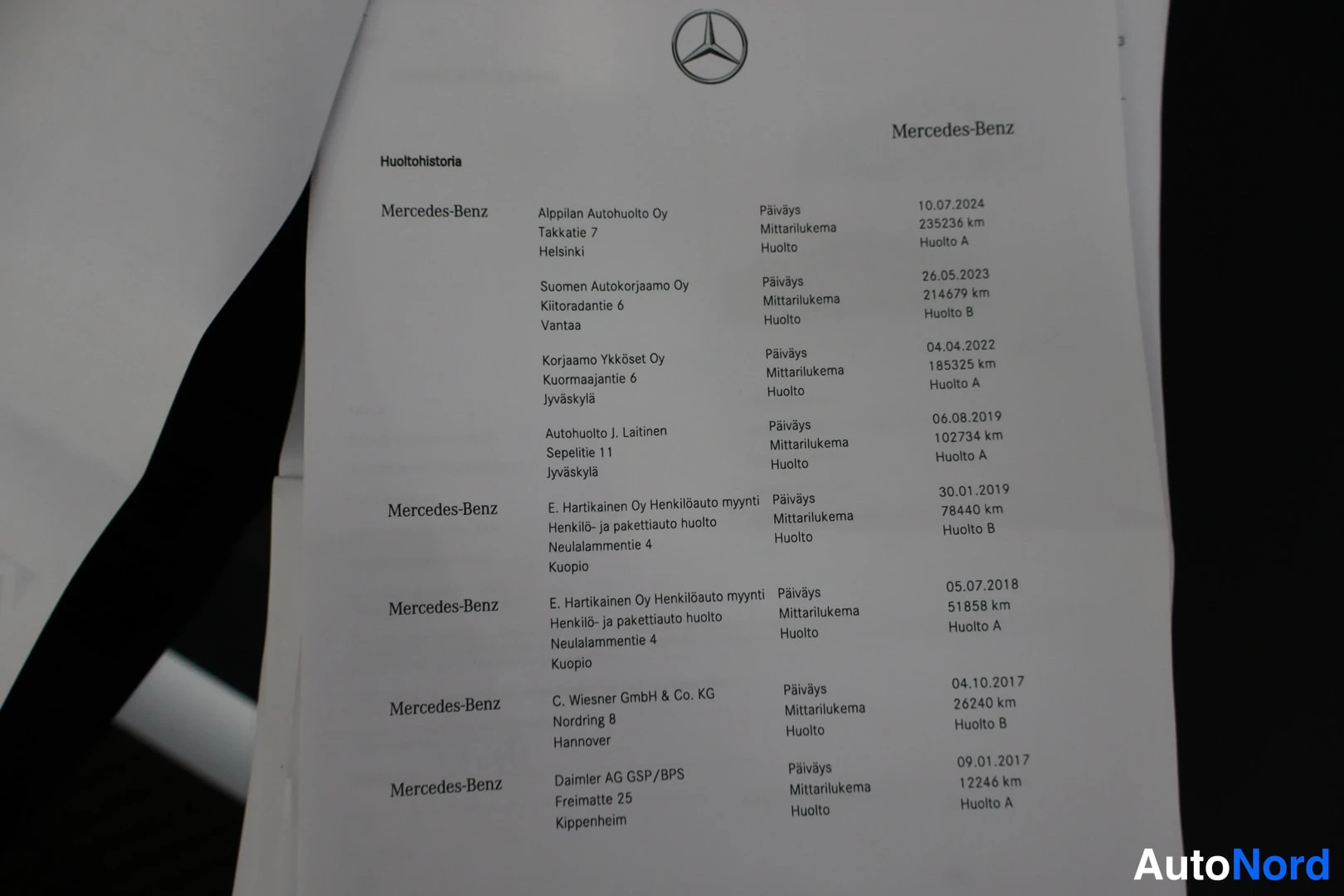 Muu: Mercedes-Benzin huoltohistoria-sivu listaten huollot vuosilta 2017–2024 ja mittarilukemat.