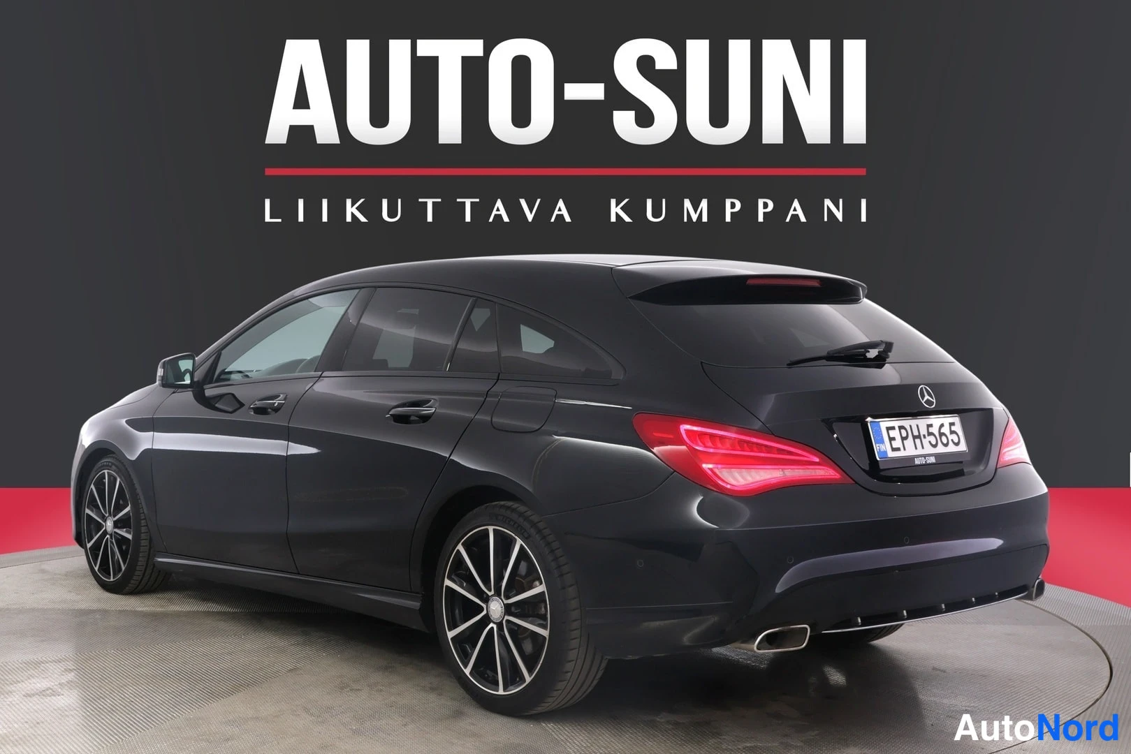 Takaviisto: Mustan Mercedes-Benz CLA Shooting Braken takakulmanäkuva toiselta sivulta, rekisteritunnus.