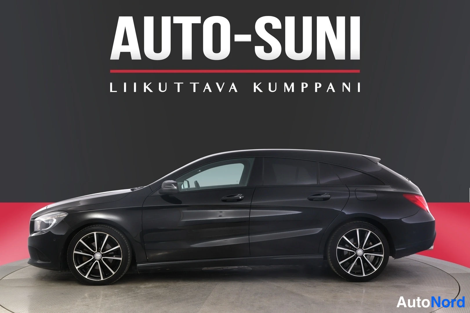 Sivulta: Mustan Mercedes-Benzin profiilikuva auton ollessa näytteilleastintalavalla, AUTO-SUNI-logoteksti taustalla.