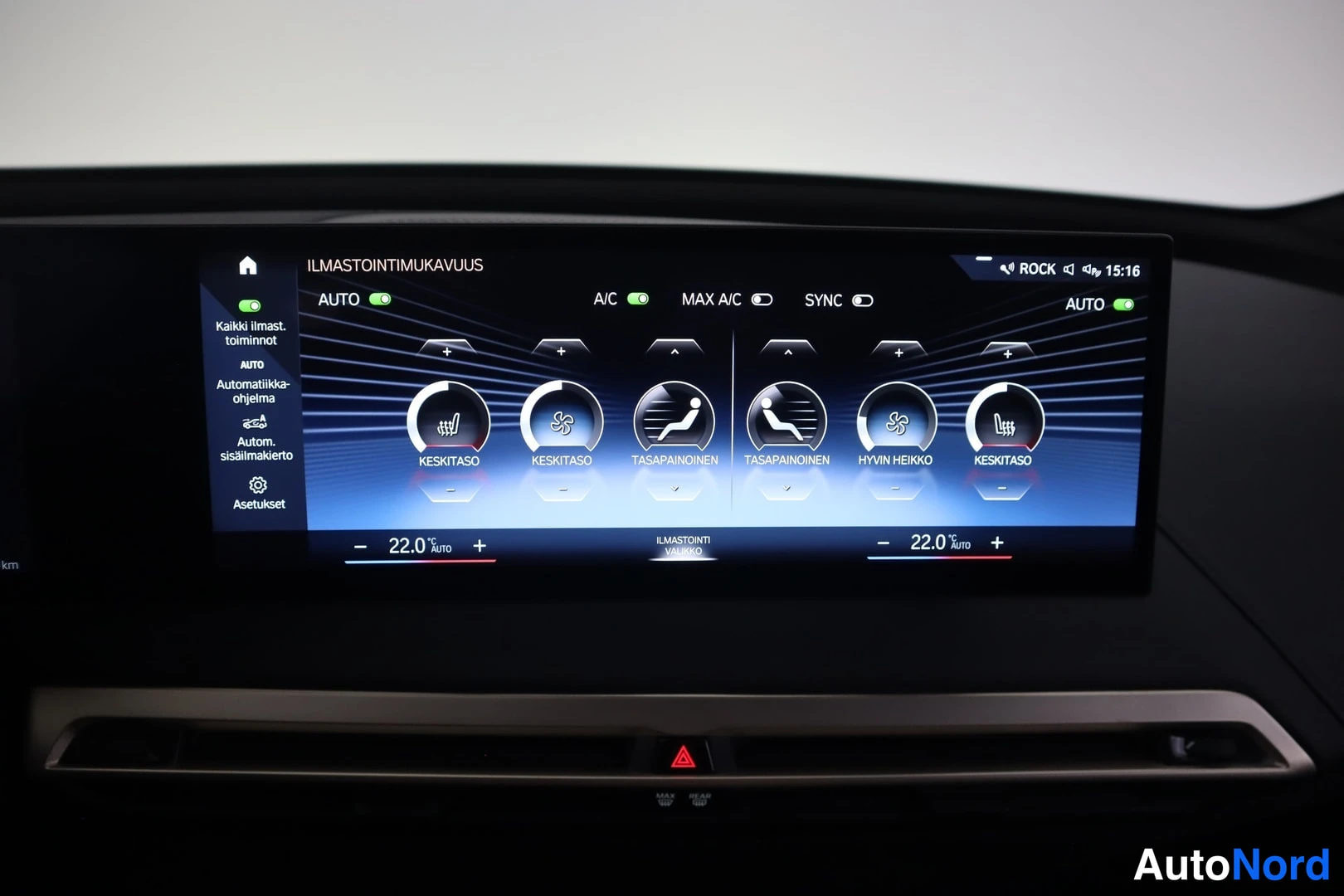Muu: Auton infotainment-näytön ilmastointivalikko: kaksipuolinen 22,0 °C automaattinen ilmastointi, istuin- ja tuulilasinlämmityskuvakkeet sekä keskitason ilmavirtau