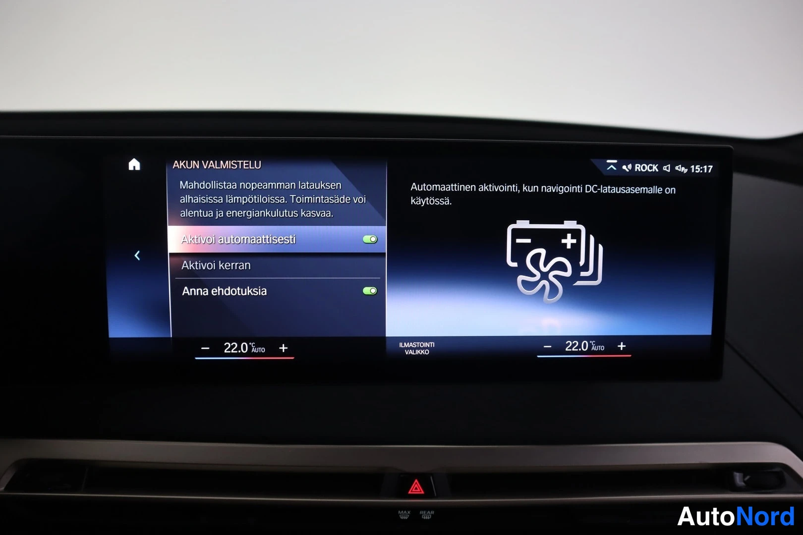 Muu: Infotainment-näytön akun valmistelu -valikko, jossa valittuna automaatio aktivoitumaan DC-latausasemalle saavuttaessa; molempien puolen lämpötila 22,0 °C.