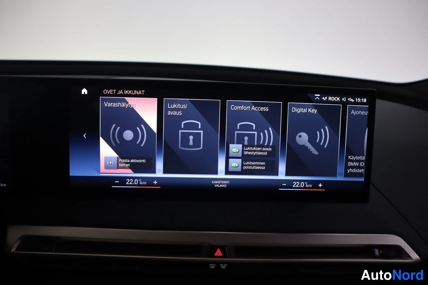 Muu: Infotainment-näyttö näyttää ovet ja ikkunat -valikon, jossa on kohdat Varashälytys, Lukitus/avaus, Comfort Access ja Digital Key.