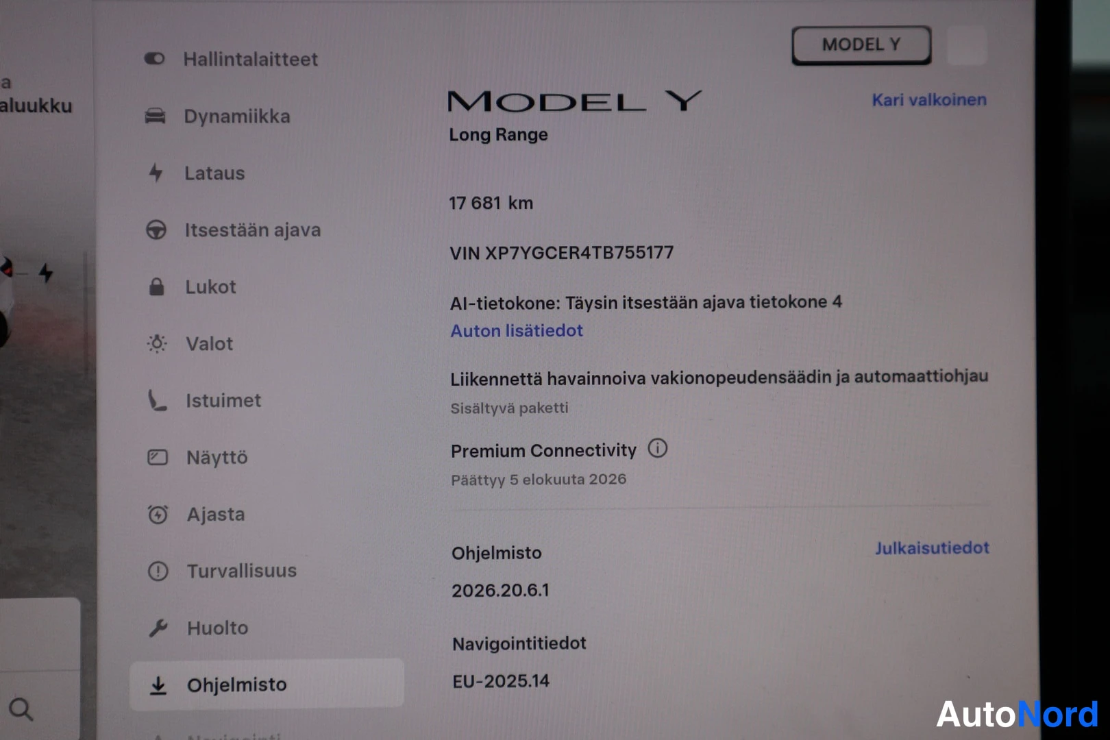 Muu: Auton infotainment-näyttö, jossa näkyy Model Y Long Range -mallin tiedot: 17 681 km, VIN-numero ja ohjelmistoversio.