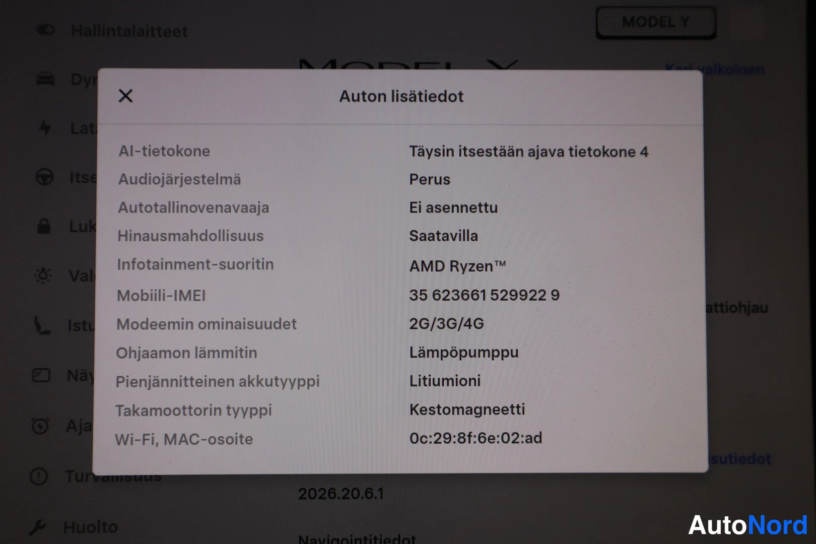 Muu: Auton lisätiedot -ikkuna, jossa yksityiskohtaiset tekniset tiedot kuten AMD Ryzen -suoritin, lämpöpumppu-ohjaamon lämmitin ja MAC-osoite.
