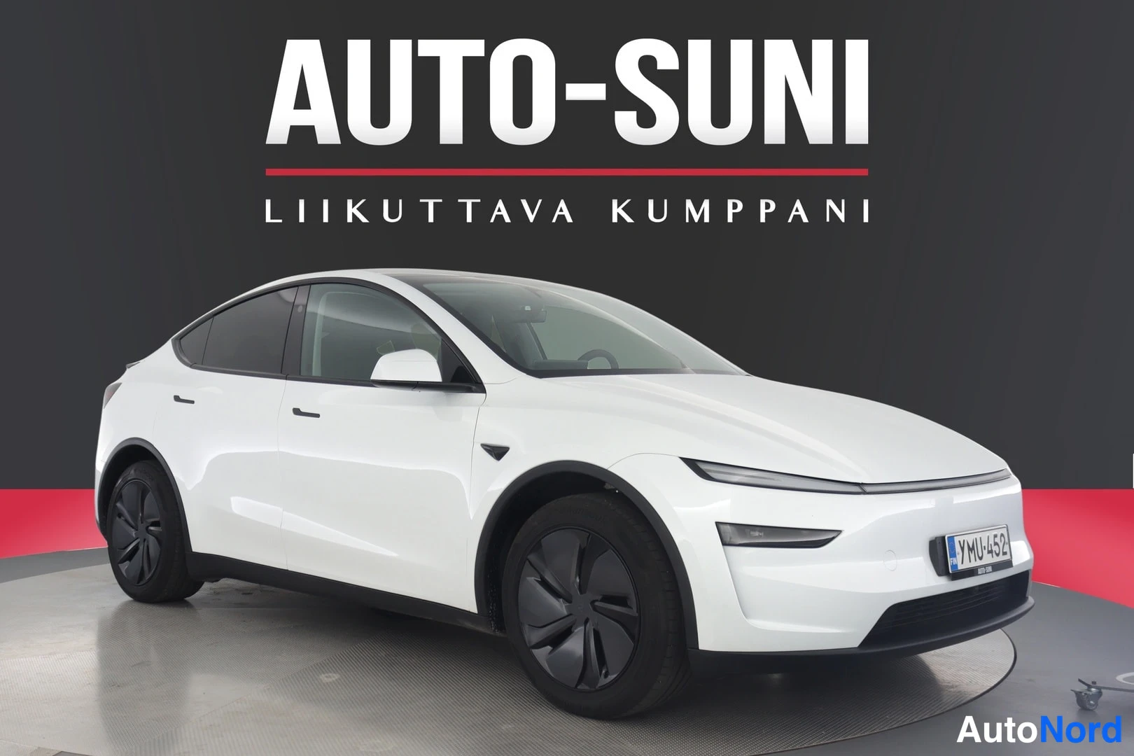 Valkoinen Tesla Model Y 2026, etuviisto, keula oikealle, kuva 3