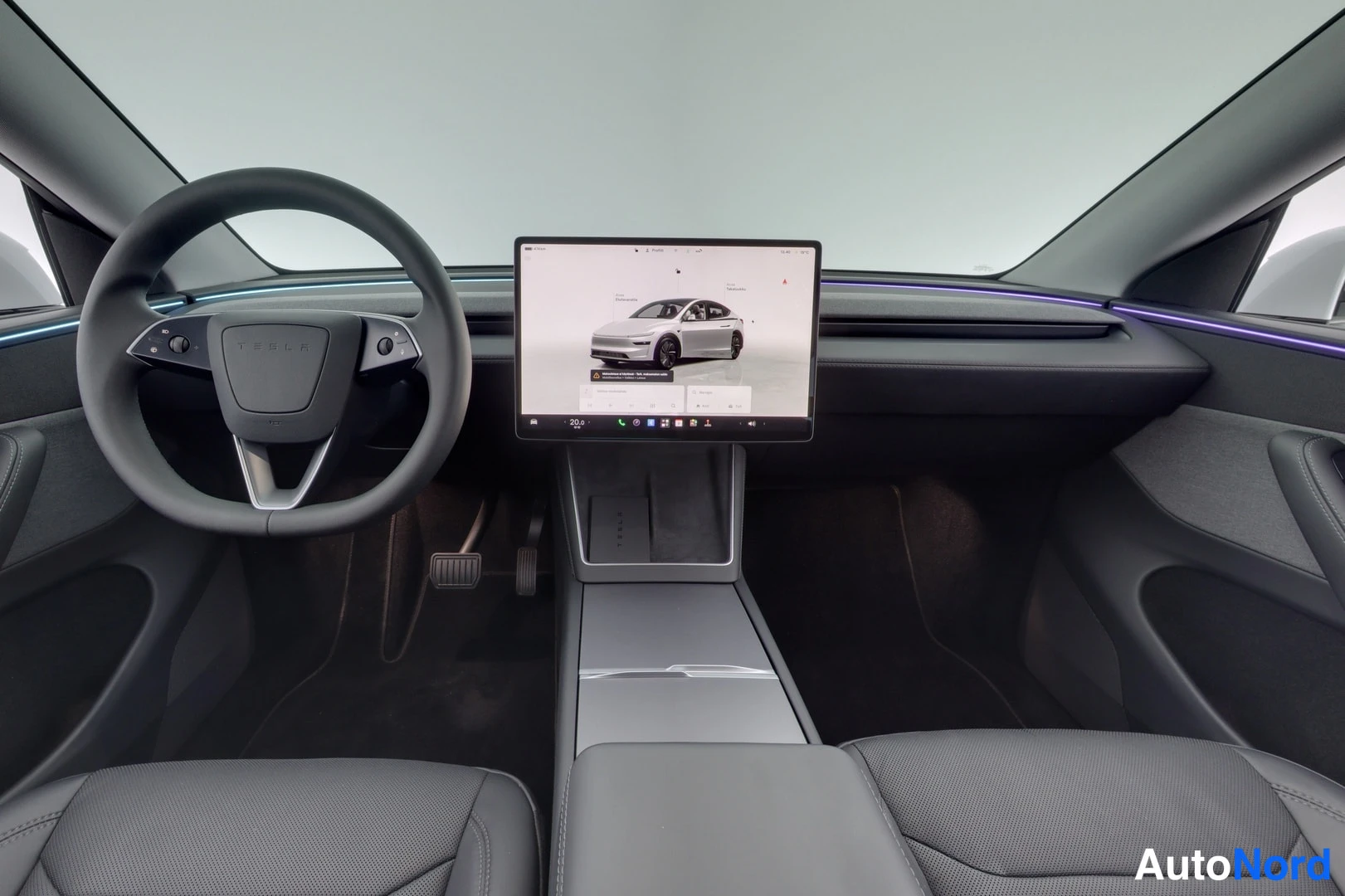 Etuistuimet: Tesla Model Y:n ohjaamo: vaalea tekstiilipenkkiverhoilu, tumma kattopaneeli ja musta tuulilasi.