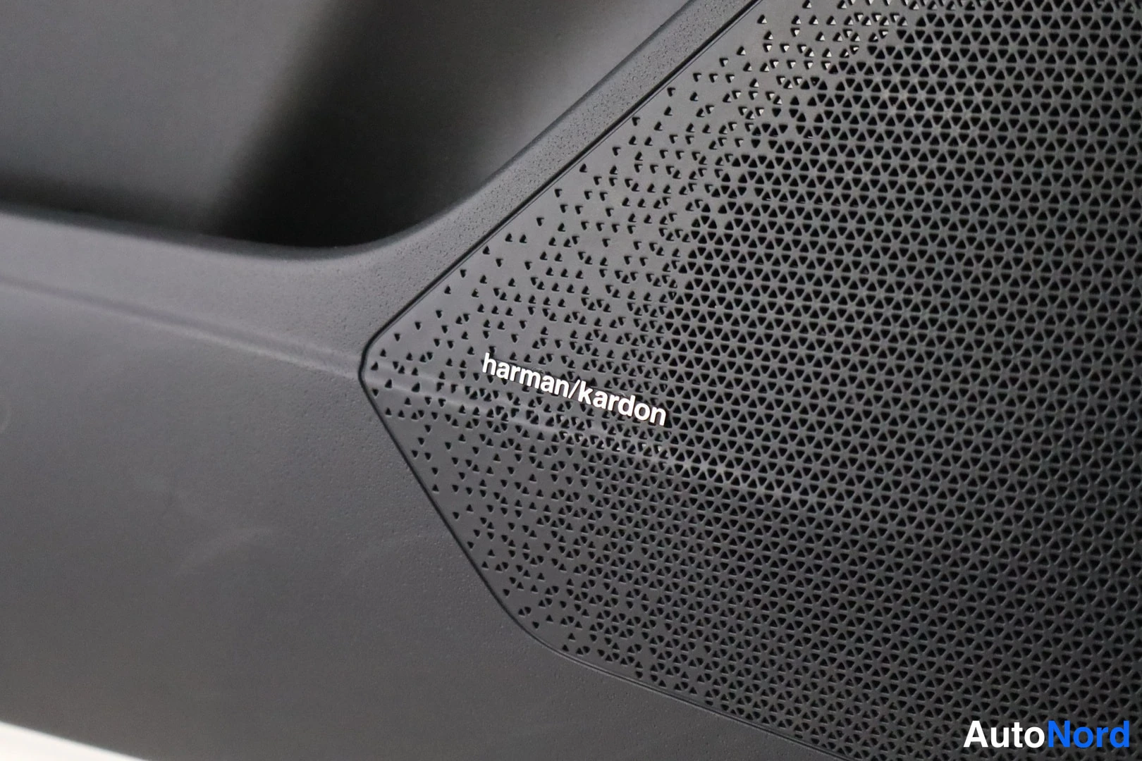 Muu: Harman Kardon -kaiutinoven kaiuttimen suojakate.