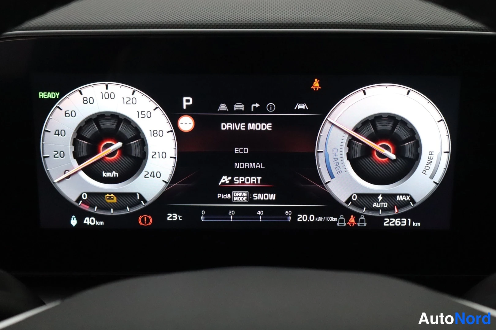 Muu: Digitaalinen mittaristo näyttää 22 631 km matkamittarin, 40 km kantaman ja SPORT-ajotilan; valittuna P-vaihde ja kulutus 20,0 kWh/100 km.