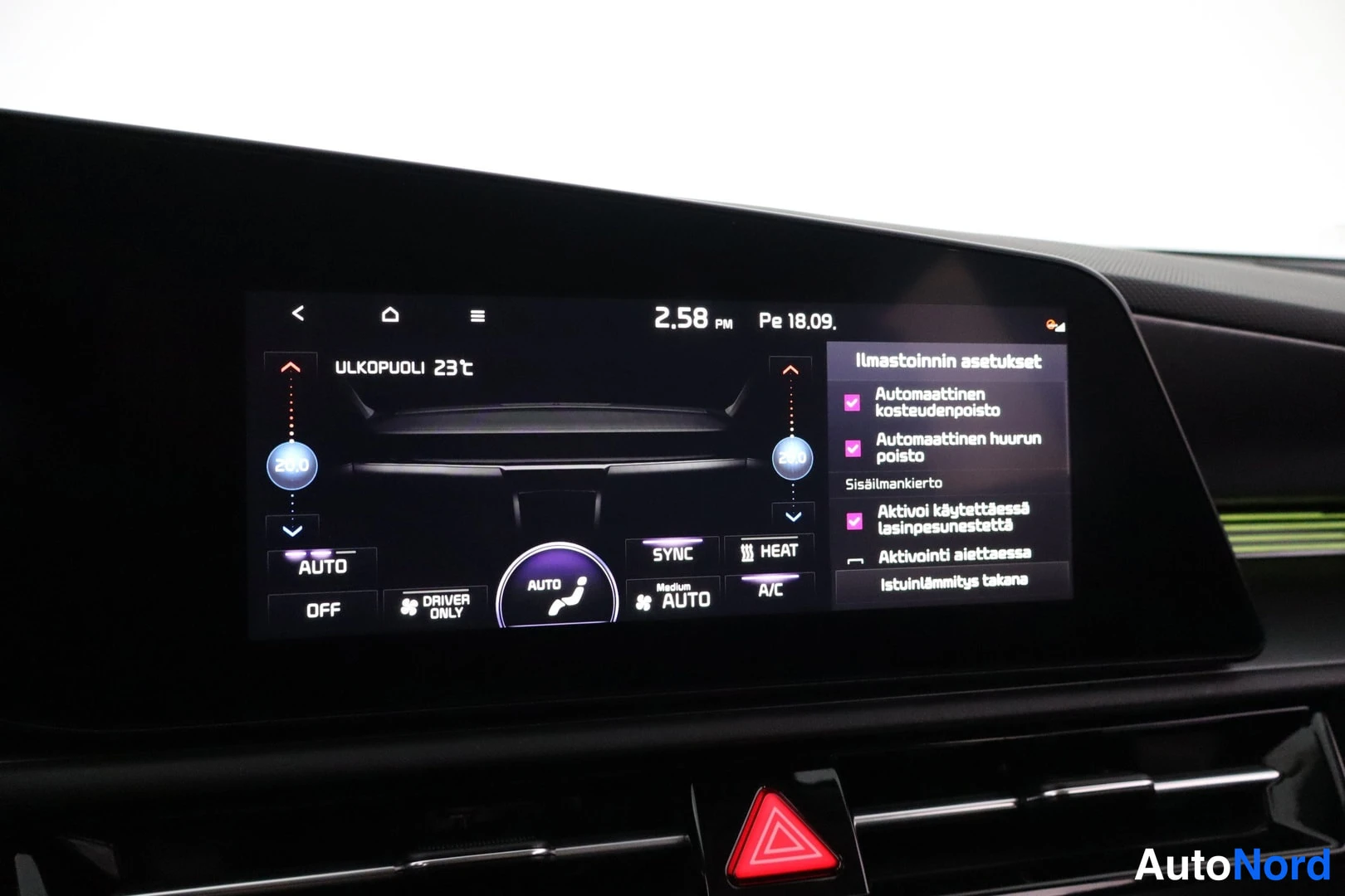 Muu: Kojetaulun infotainment-näyttö ilmastoinnin asetusnäkymässä, molemmat lämpötilat 20,0 astetta.