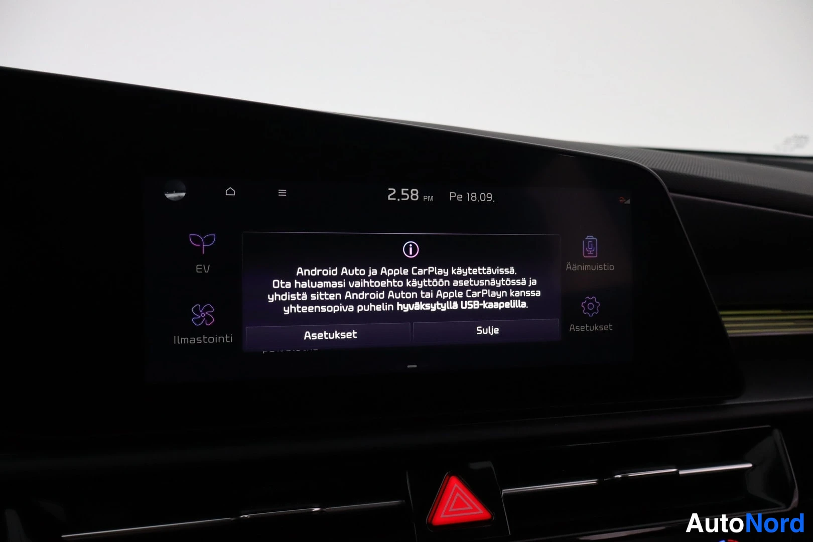 Muu: Kojetaulun näyttö ilmoittaa Android Auton ja Apple CarPlayn olevan käytettävissä.